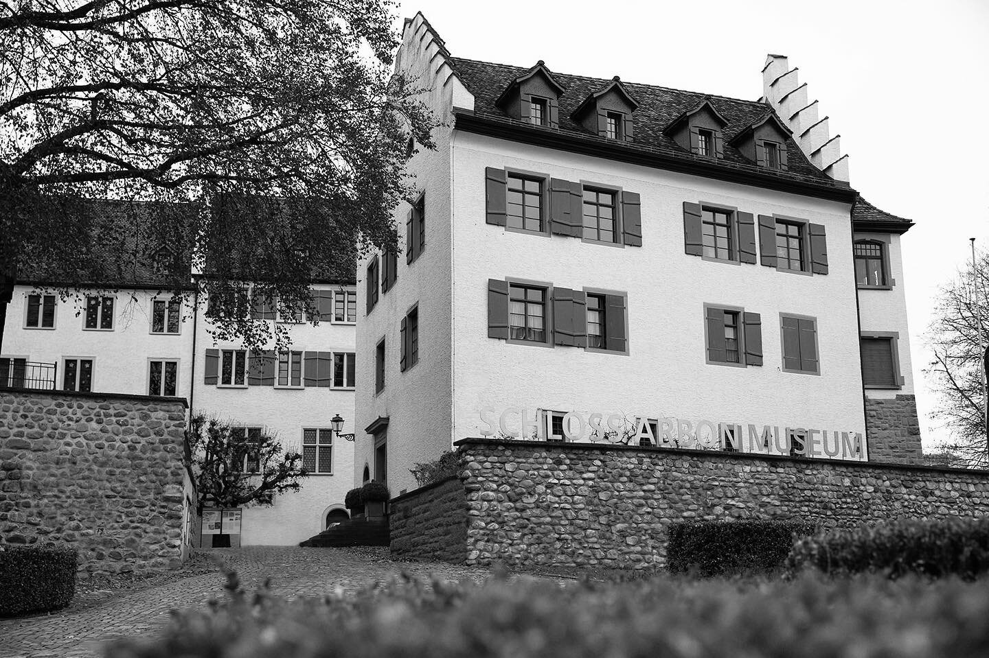 Das sch&ouml;nste Schloss der Schweiz!🤩 🏰 Seid ihr auch dieser Meinung? Dann stimmt f&uuml;r das #SchlossArbon beim &bdquo;Swiss Location Award&ldquo; ab! 🏆  @stadt_arbon 

📷: Regula Diblik