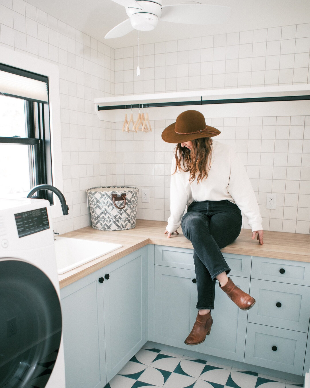 Before &amp; After laundry magic! And that teensy tiny fan is just the cuuuuutest.​​​​​​​​​.
.
.
.
.
📷:@nelsonophoto
#dvprojecthouseologie
.
#designvim #dvhomes #wipeyourfeet #liwouldlivehere #badassery #youshouldlivehere #cozyliving #designdaily #l