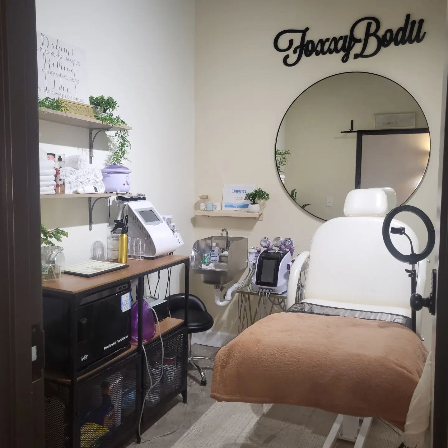 Suite 14! Non invasive body contour and buttlift service @foxxybodii, please come to check us out!
