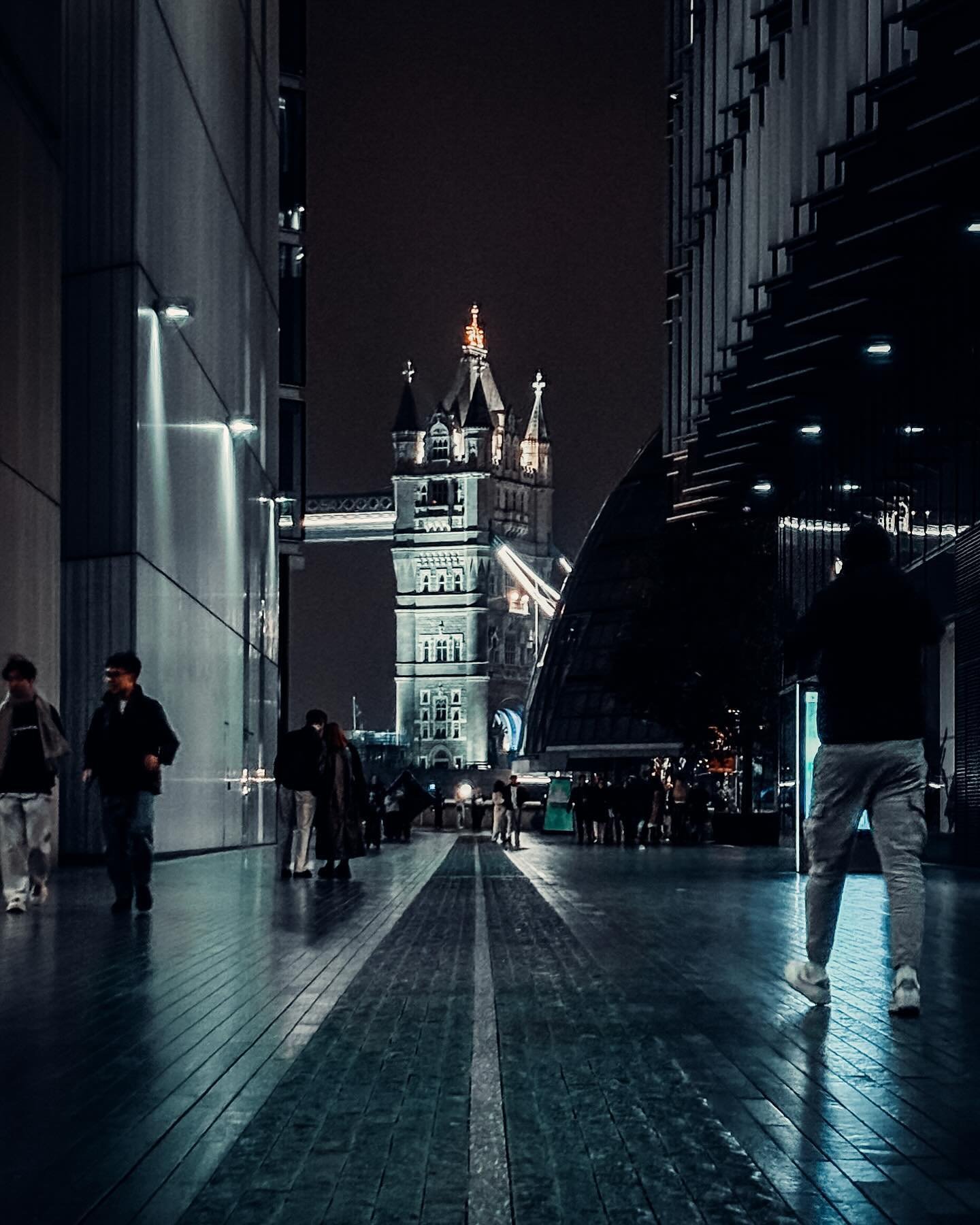 Felt amazing to be back in my second home 🇬🇧

#londonphotography #londoncity #londondisclosure #londondecanted #apexshooters #capitalshooters #london🇬🇧 #moody_tones #moodygrams #moody_london #ukphotographer #uk_shooters #streetphotographers #mill