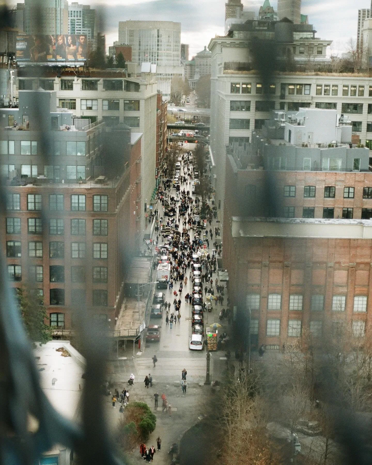 POV: You&rsquo;re taking a picture of everyone taking &ldquo;the&rdquo; picture. One of NYC&rsquo;s most iconic photo spots in Dumbo, Brooklyn

📷 Canon AE-1 - 135mm f/2.5
🎞️ Portra 800

Developed by @fotostudioleuven 

#nycmoments #ourstreetdays #s
