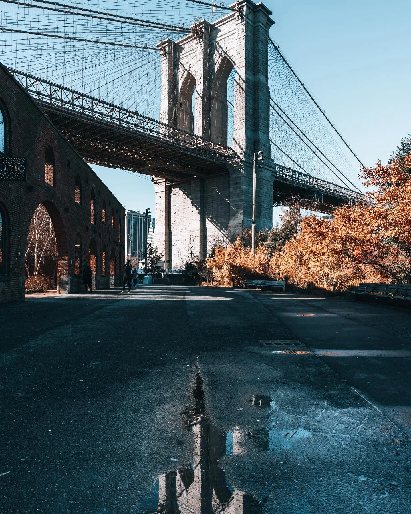 I&rsquo;m always on the lookout for reflections in street photography. They add depth, symmetry, and a bit of mystery to any shot. It&rsquo;s one of the easiest ways to turn an ordinary scene into something visually striking.

📷 Sony A7 IV - 24-70mm