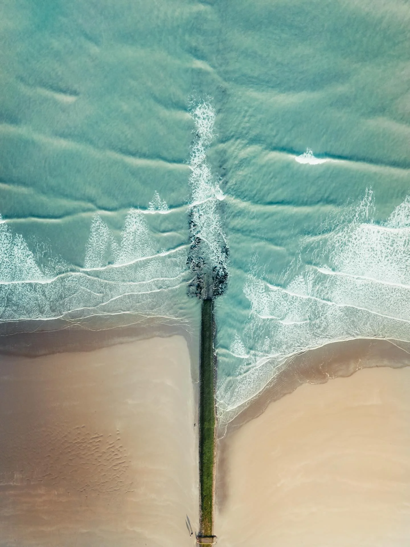 Autumn morning glow over my beloved Nieuwpoort 

#belgiumshooters #creativeoptic #moody_tones #stayandwander #apexshooters #nieuwpoort  #djidrone #djimini4pro #yourshotphotographer #ourmoodydays #illgrammers #thelensbible #toneception #natgeo #roamth