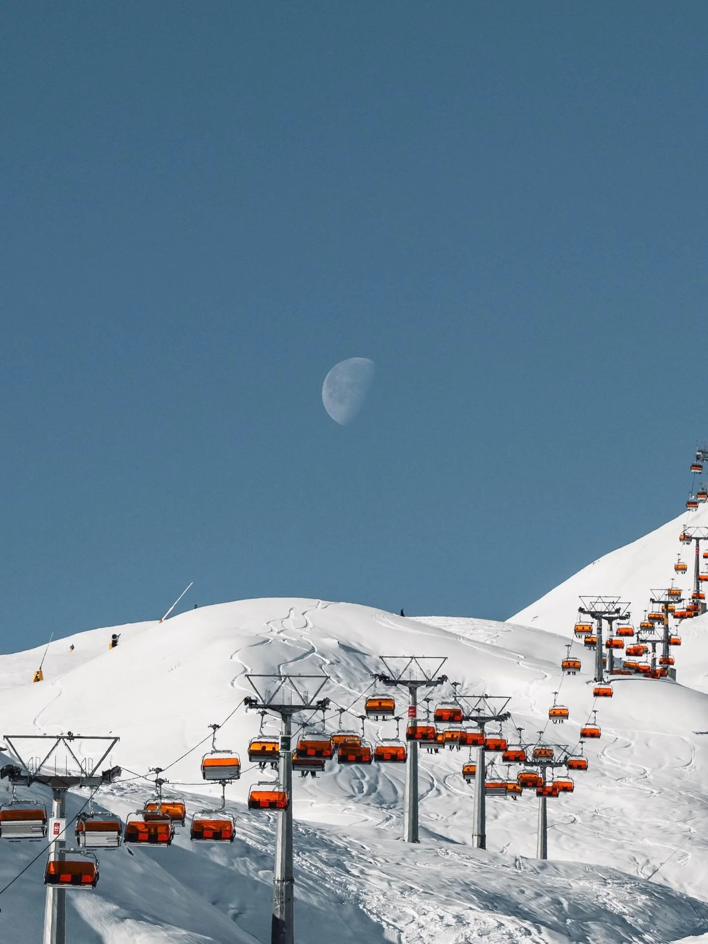 The moon is still hanging around to see who makes the first tracks

📷 Sony A7 IV - 24-105 f/4

#ischgl #samnaun #moonlight #mountainlife #outdooraesthetics