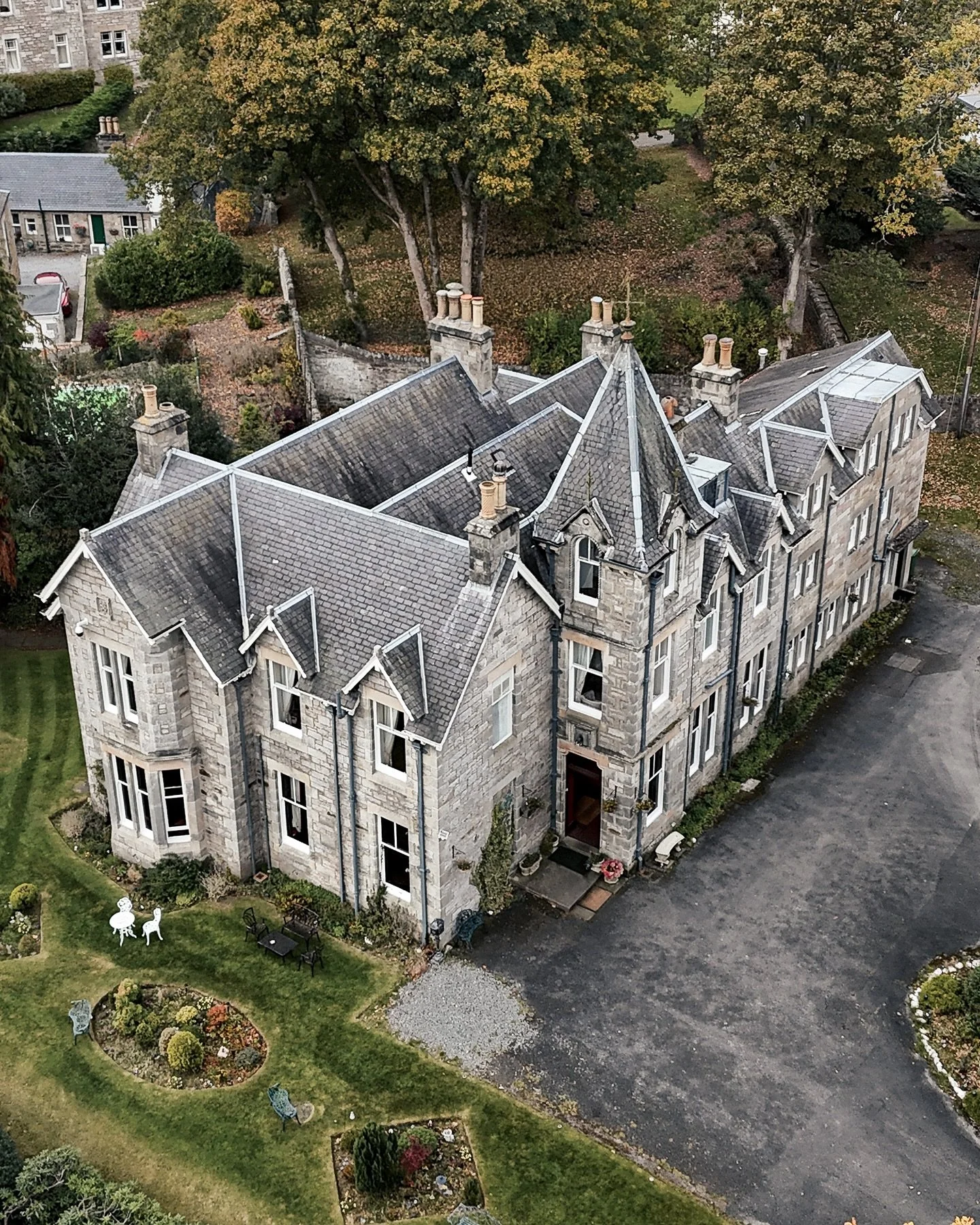 Luxury unfolds quietly at @wellwoodmanor 🍂

Steeped in tradition and surrounded by grand trees, Wellwood Manor offers timeless comfort and refined privacy just moments from the heart of Pitlochry. This series captures the serenity, the craftsmanship