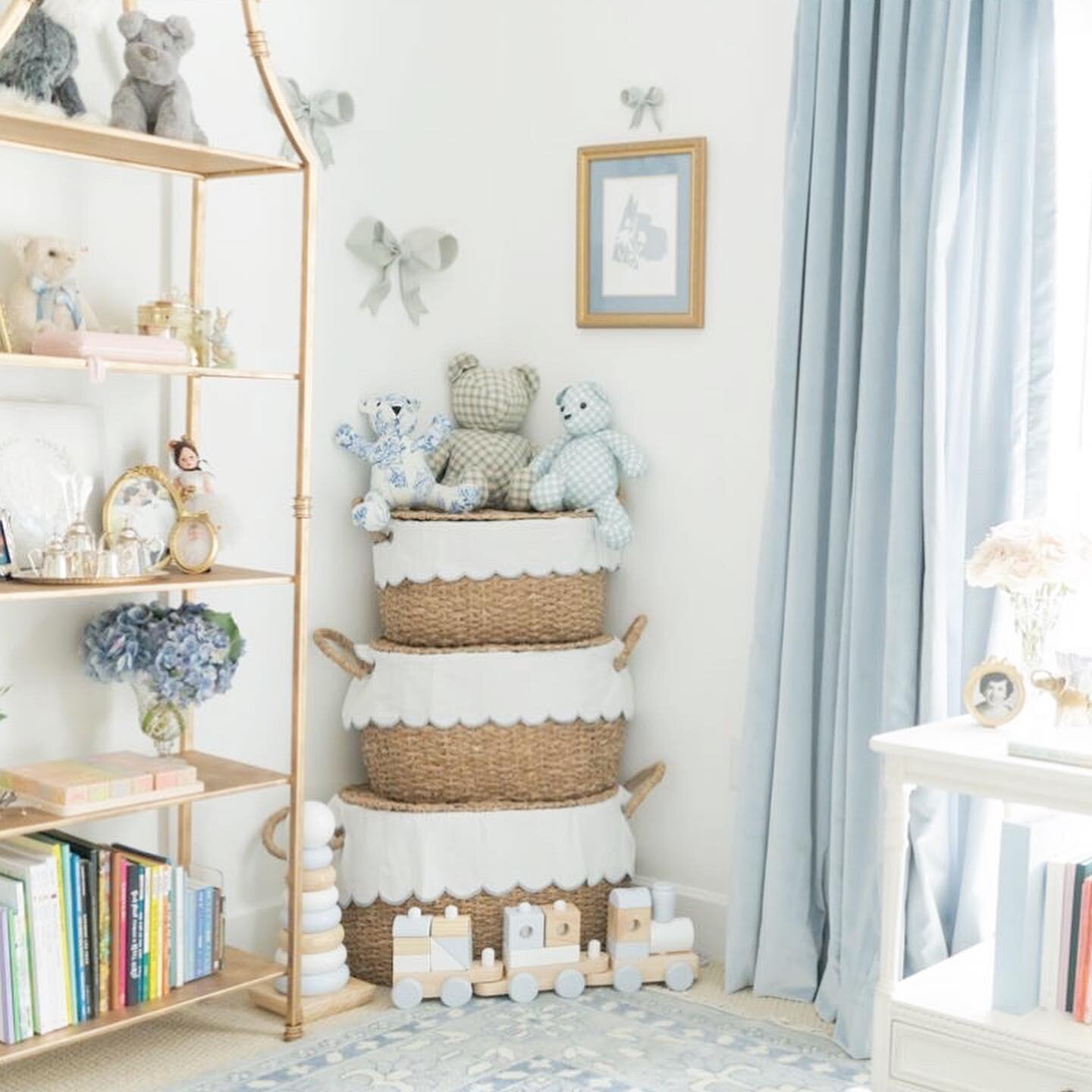 This little nursery corner by @shopfifinella is too precious not to share! I love how she incorporated our blue bows next to a @maebickleindesigns silhouette 🎀💙
📸 by @domusaureaportraits 
.
#nurserydecor #ribbons #bows #pottery #handmade #nurseryi