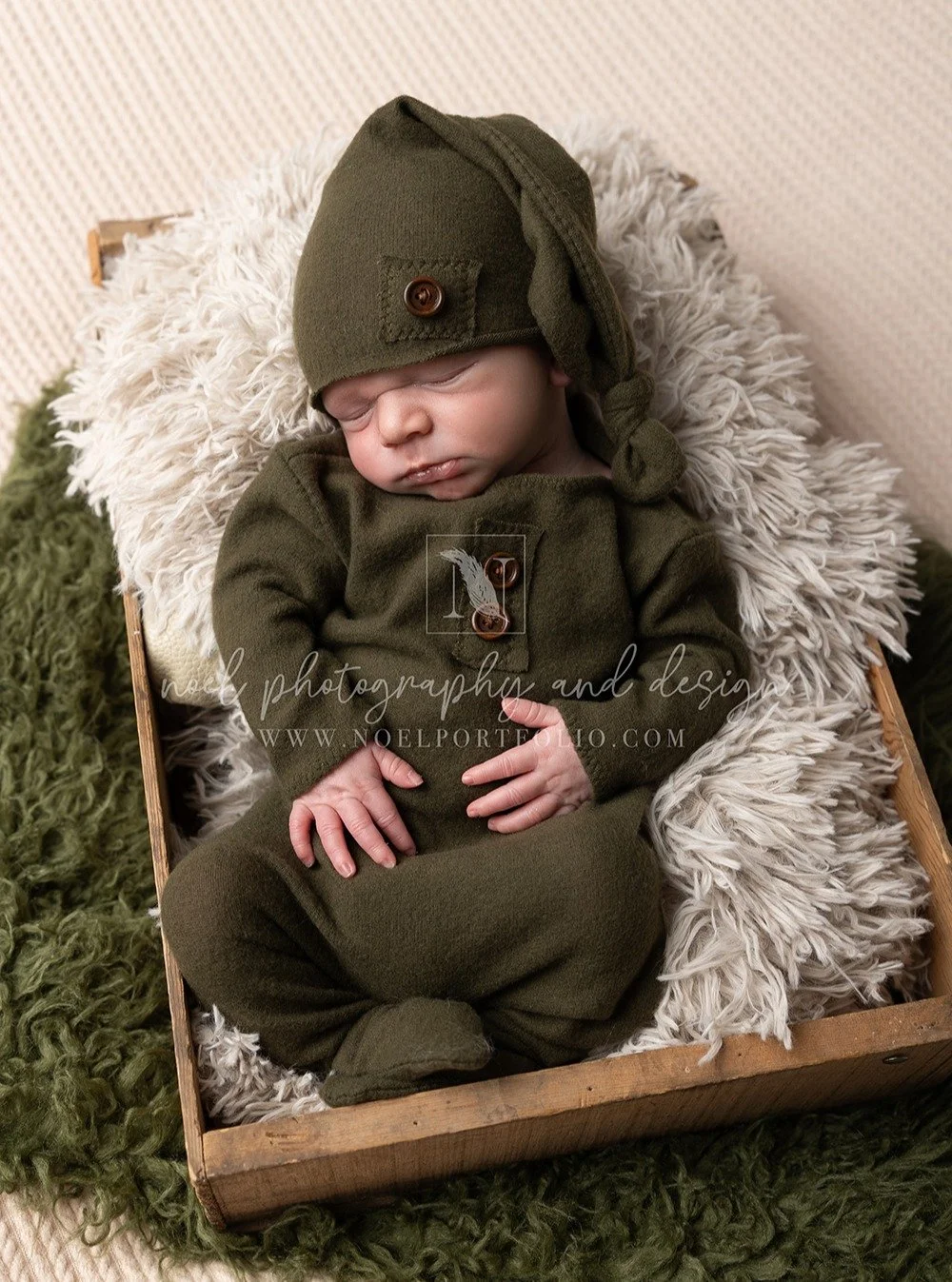 I'm so honored to have had a session with sweet Beckett. Capturing some of his first moments was the "slow down" that I SO needed last week. To spend a quiet laid back night doing nothing but focusing on his every detail. What a perfect pre