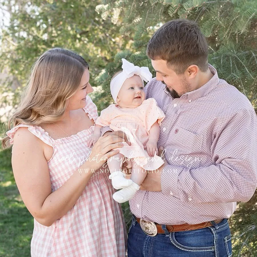 When you&rsquo;ve got Mama&rsquo;s heart, and Daddy wrapped around your finger. 🥹💗
______________________________

Now booking Spring &amp; Summer:
&mdash; Easter Extended Family bookings (4/4) are closing Mar. 28.
&mdash; Class of 2027: Senior Ses