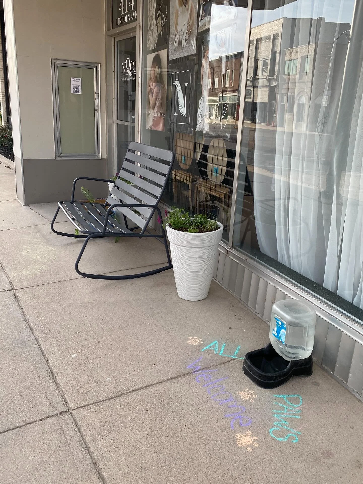 It&rsquo;s a beautiful night for a walk downtown. 💛 Be sure to bring those puppers along, too. The &ldquo;Noel watering hole&rdquo; is officially open for the season. 🐾🥰