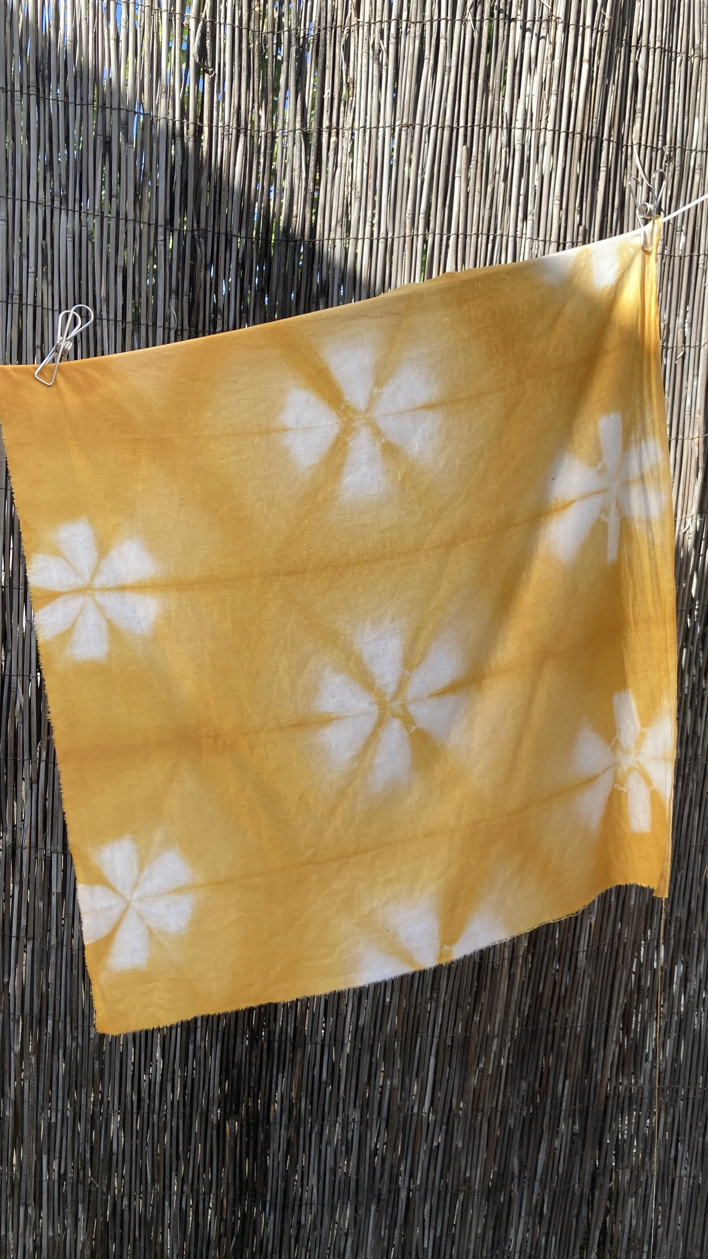 Motif shibori à la teinture de peaux d'oignons