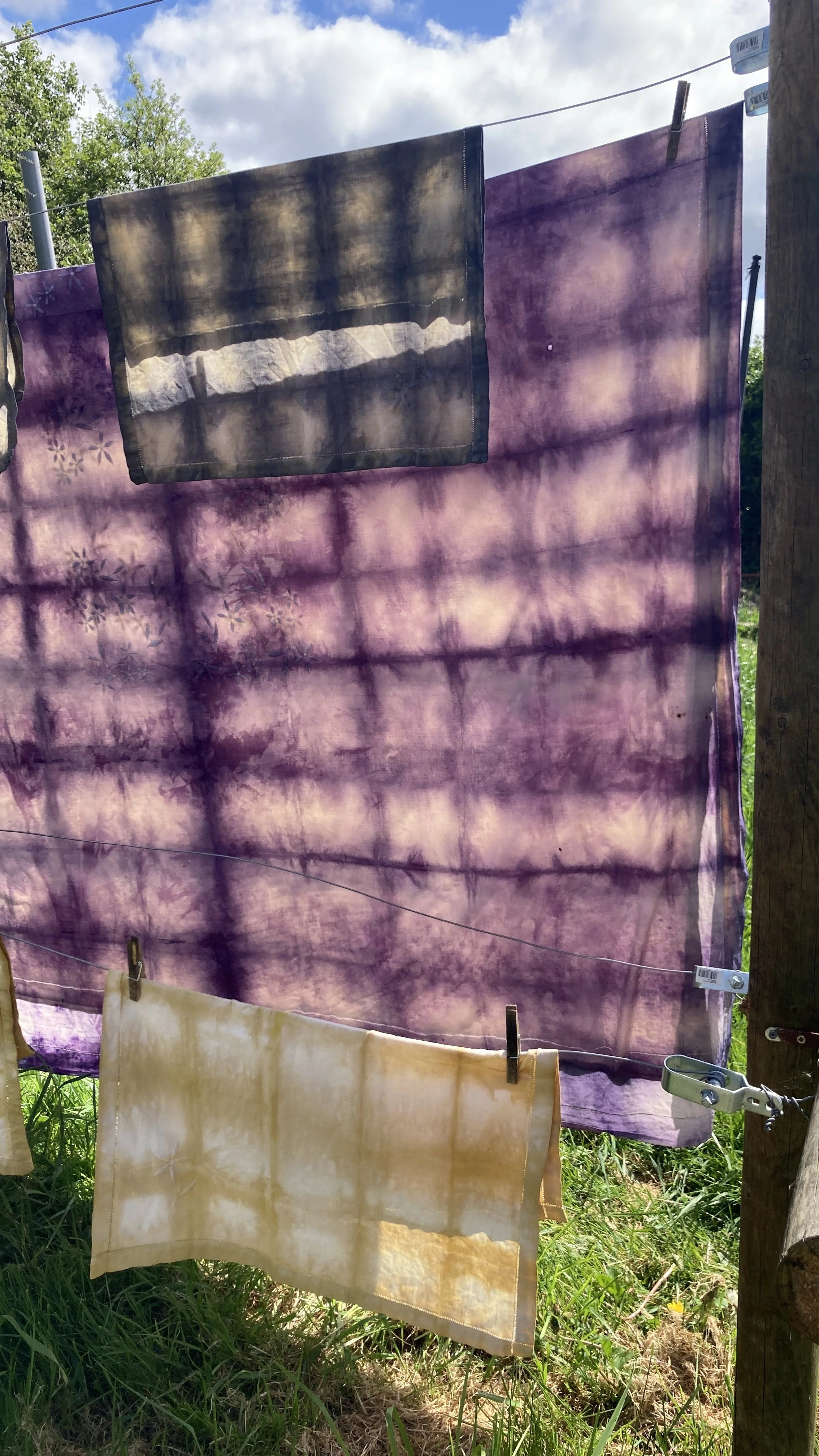 Ensemble de linge de table teinté avec la technique du shibori