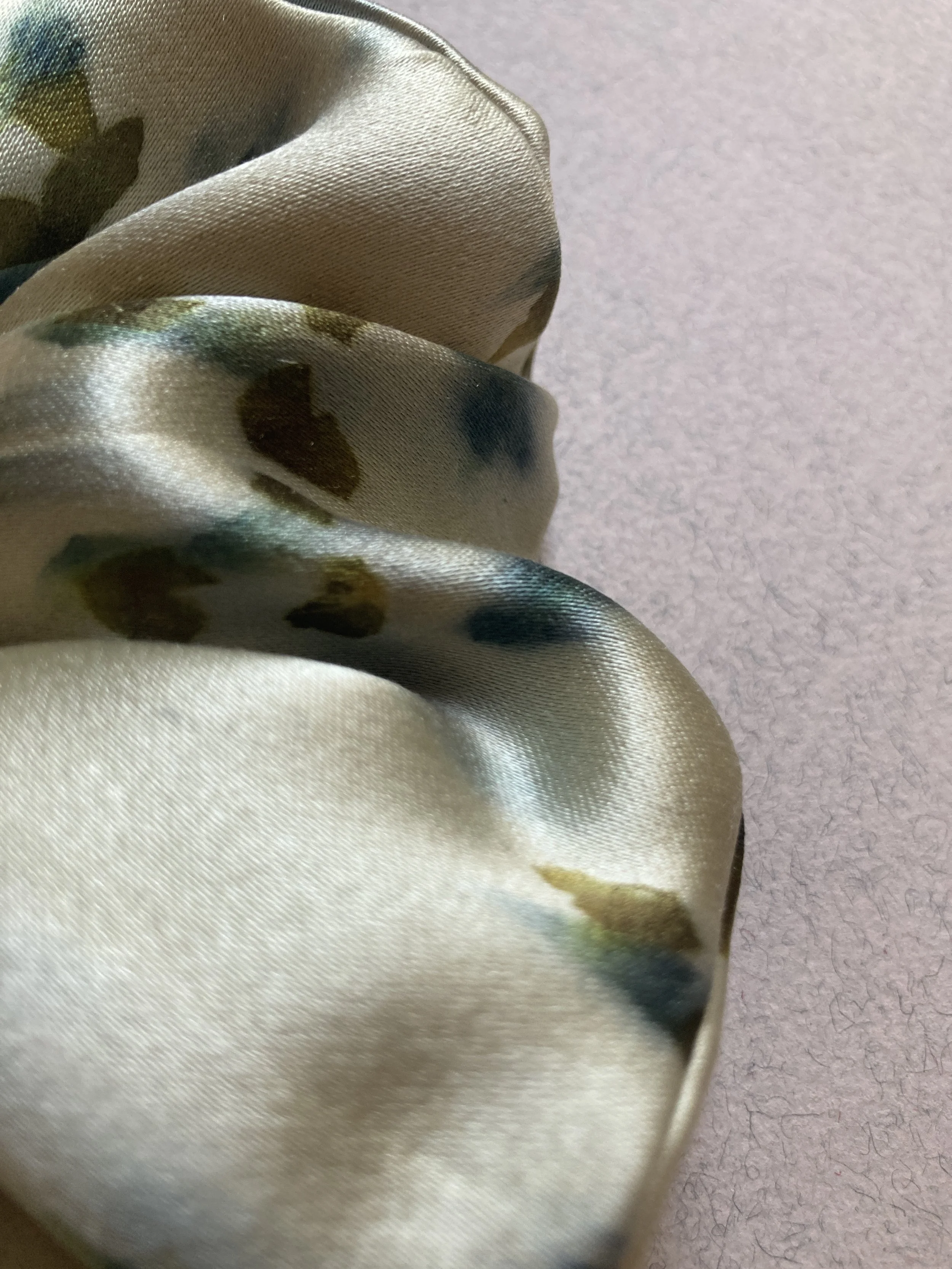 chouchou en soie teint avec la technique du bundle dye