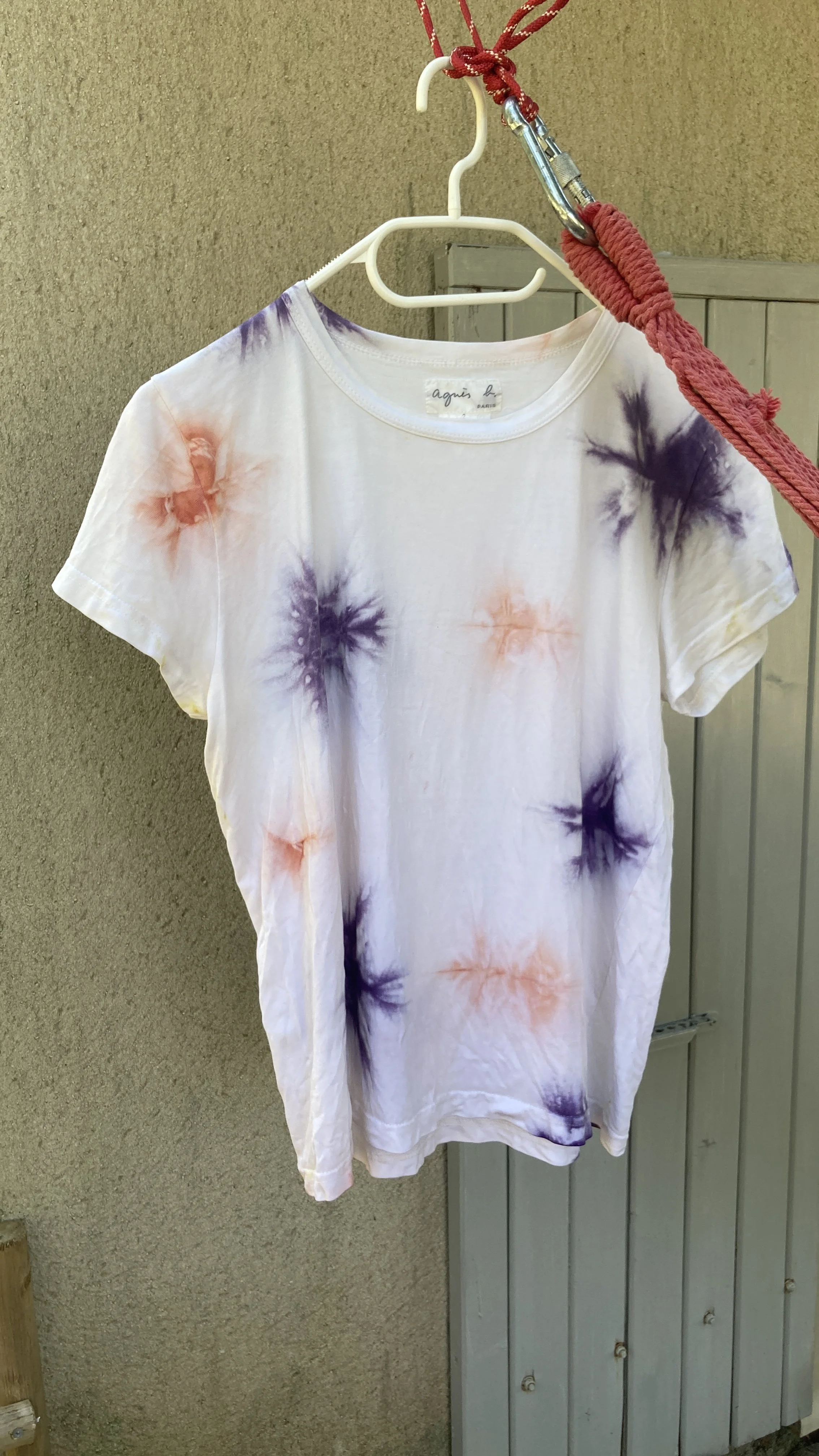 T-shirt défraichi personnalisé avec une teinture shibori