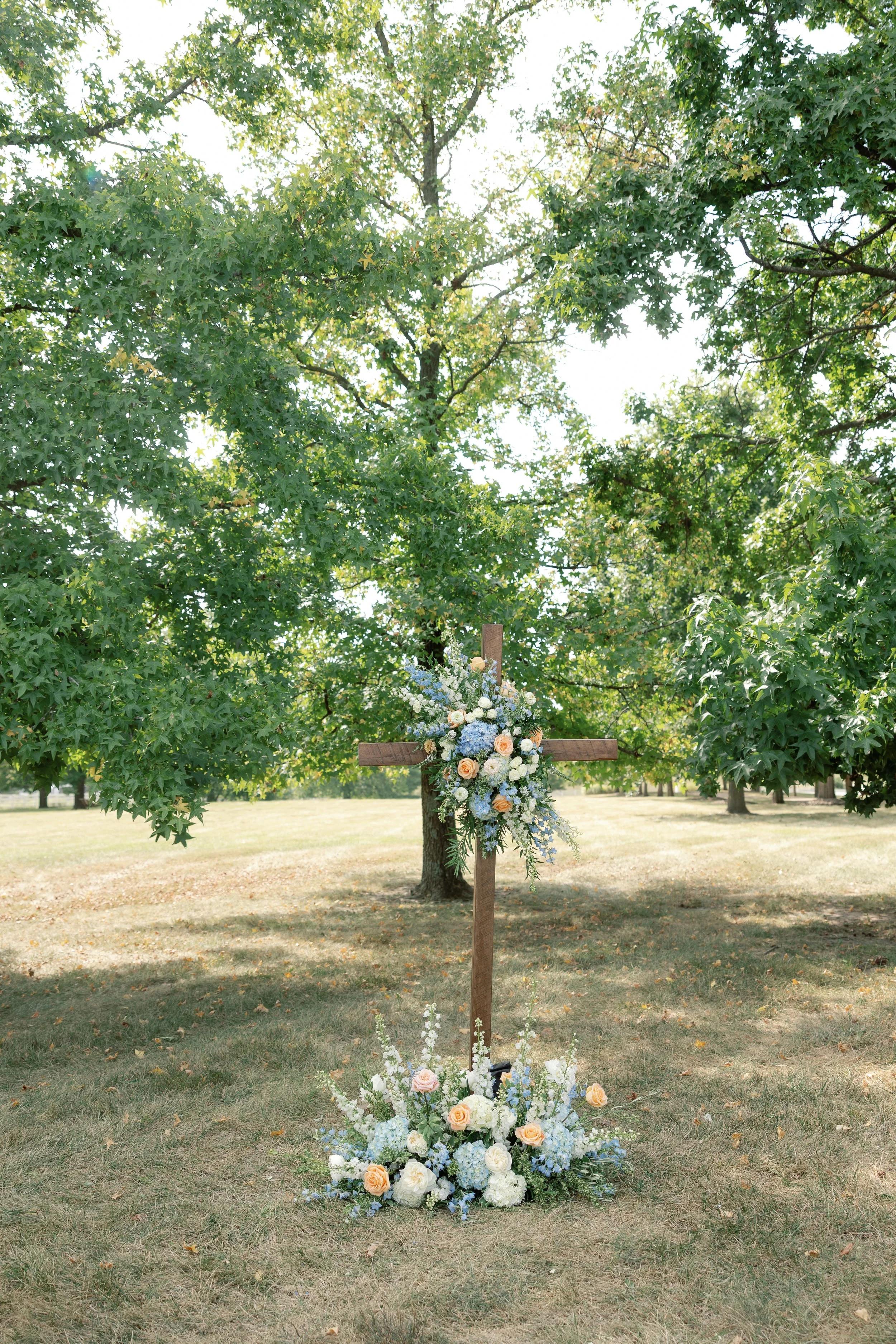 Garden-inspired floral accents decorating the ceremony space for Callie & Austin’s summer wedding.