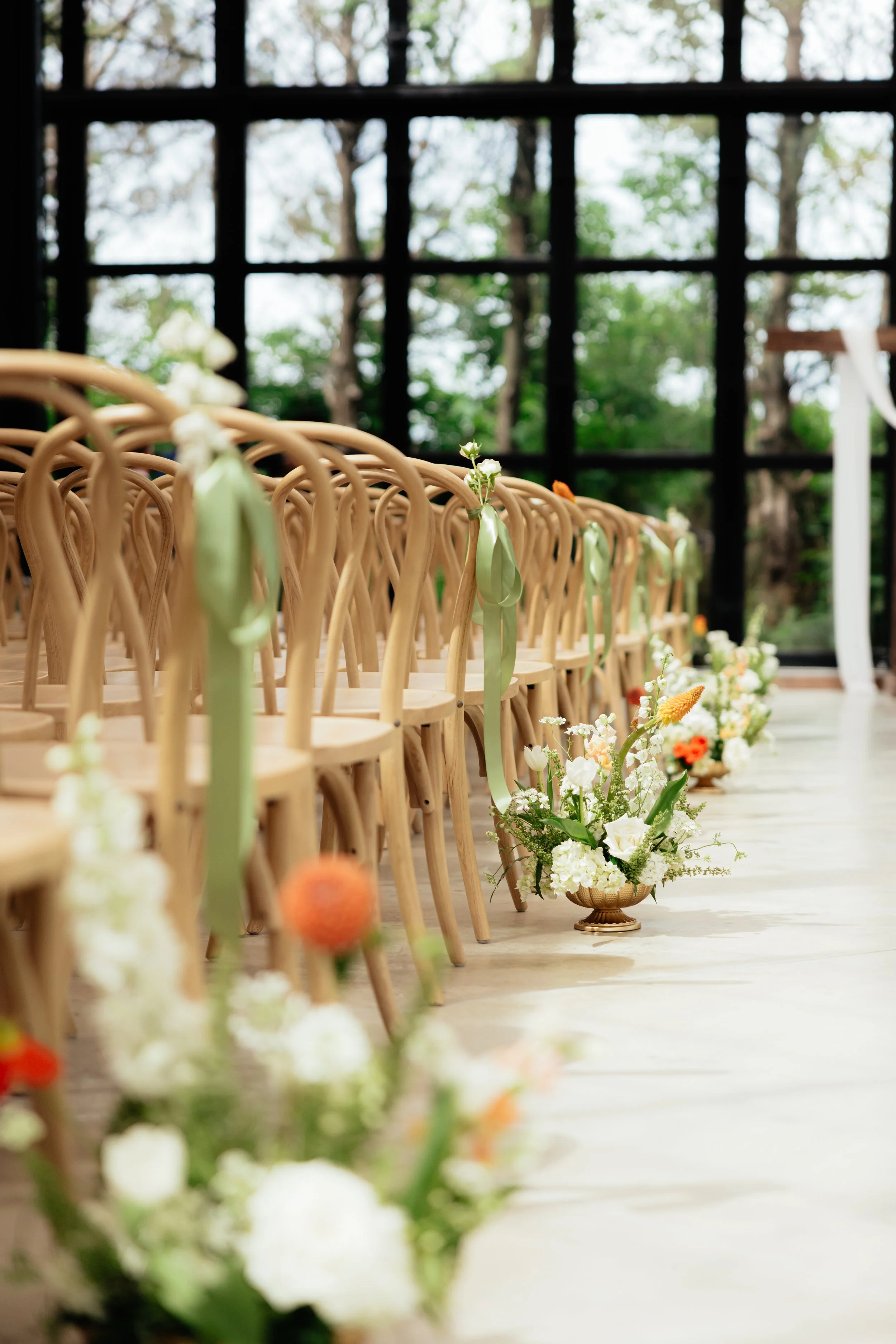 Fine-art-inspired wedding flowers featuring natural shapes, delicate details, and an organic aesthetic.