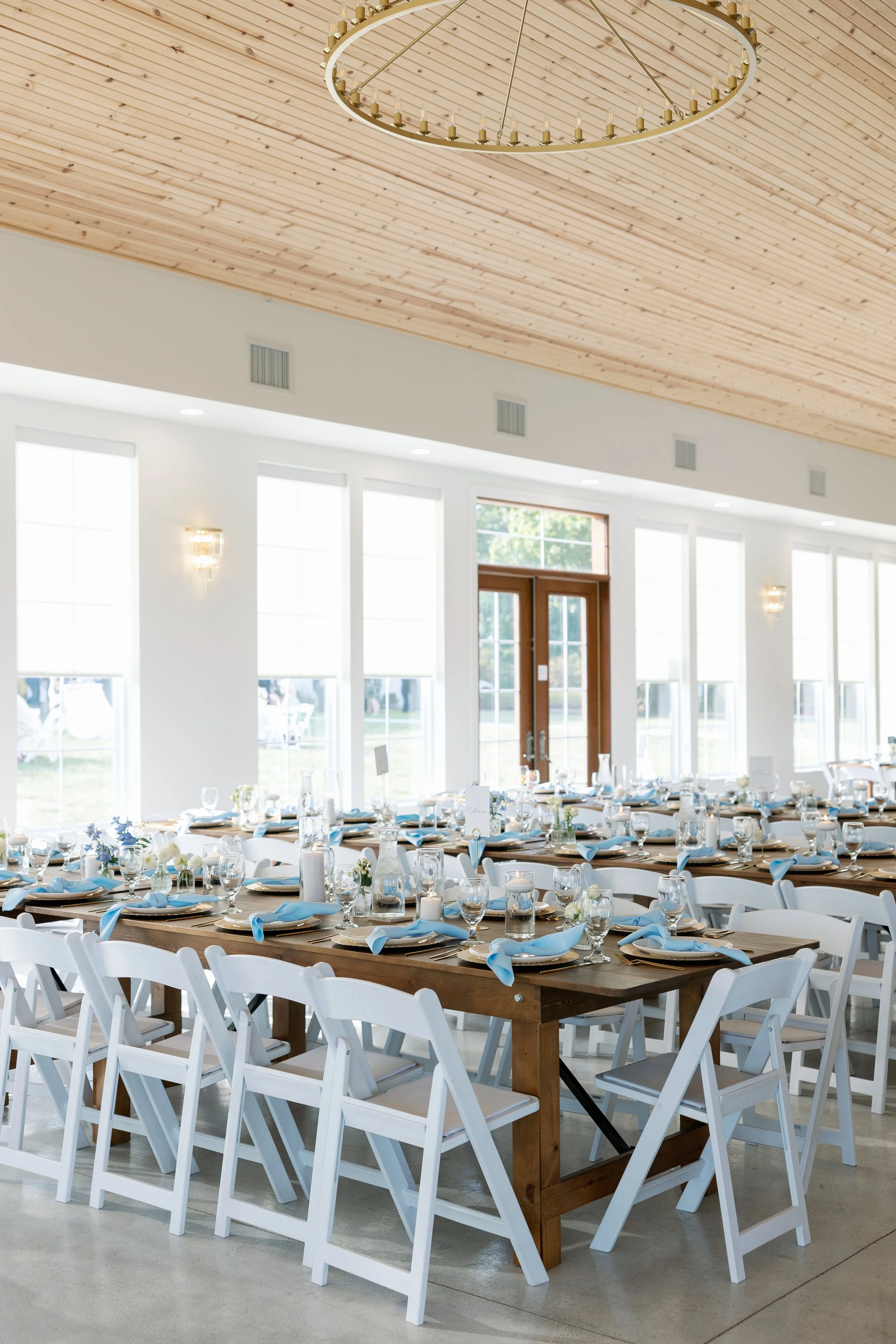Elegant Missouri wedding reception décor featuring airy floral arrangements and soft color palette.