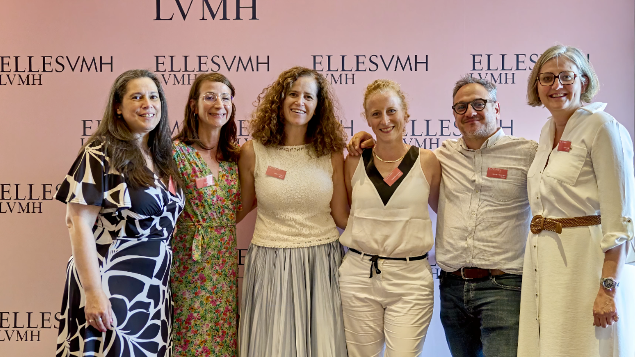 Photo d'une caméra qui filme avec le moniteur externe.