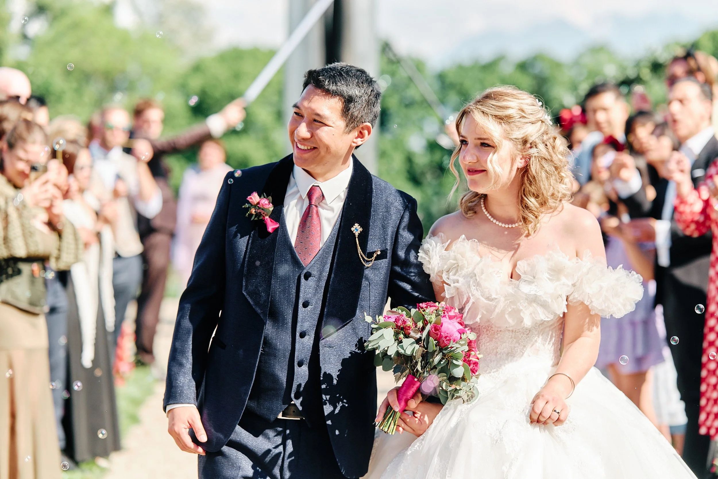 Photo de la main des mariés avec leurs alliances au doigt.