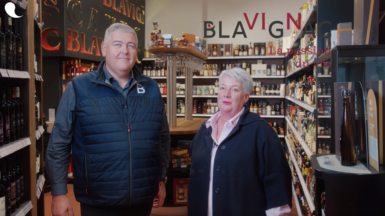 Photo d'un tournage d'une caméra avec le moniteur externe et le plateau de tournage.