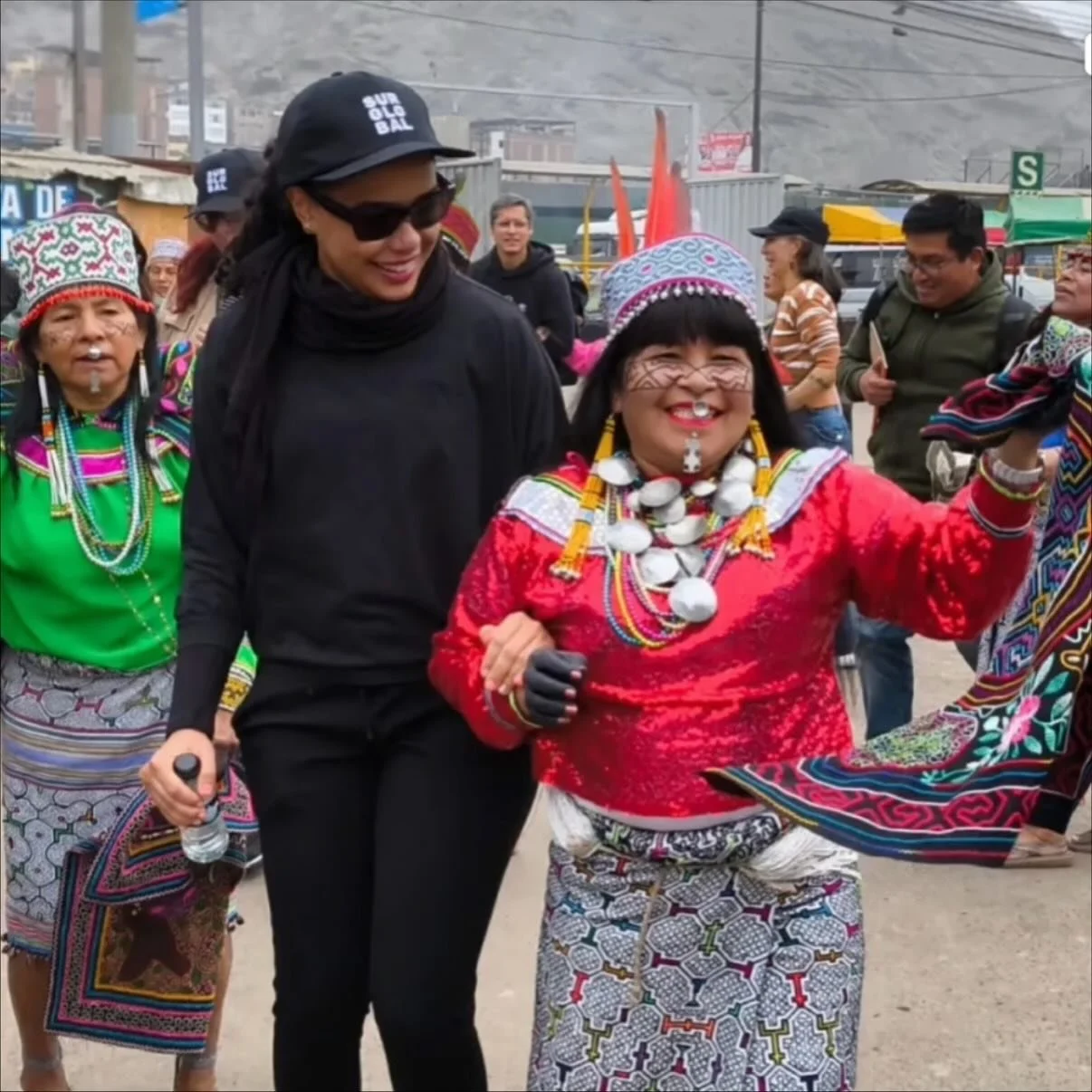 Experiencia 3/5 &mdash; Interculturalidad

El 14 de octubre tuve el privilegio de conocer y conectar con la comunidad Shipibo-Konibo de Cantagallo, una comunidad amaz&oacute;nica en Lima, Per&uacute;. 🇵🇪 

Nos recibieron con cantos y bailes, y lueg