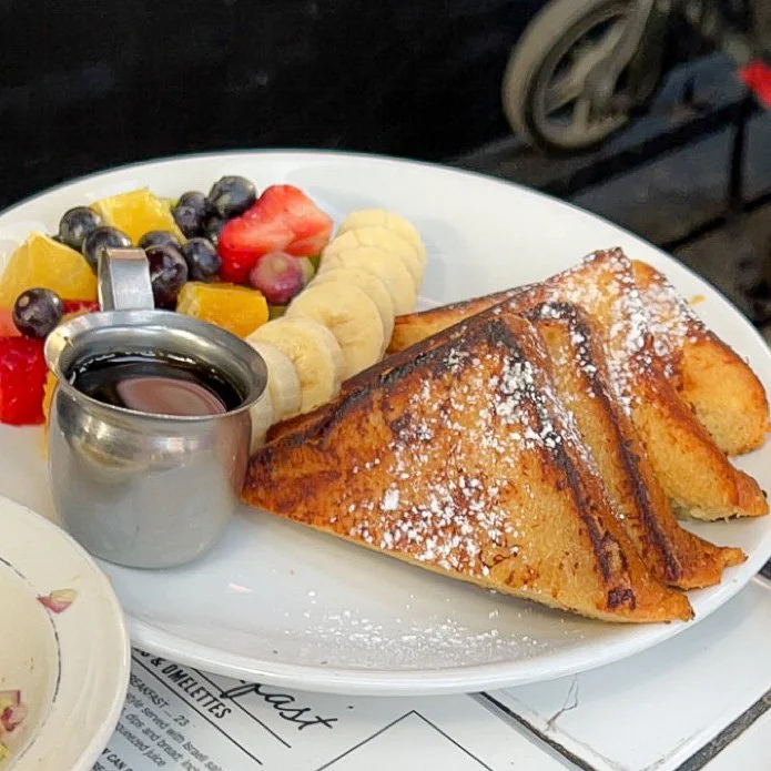 12 Chairs Cafe — ISSA OKAMOTO