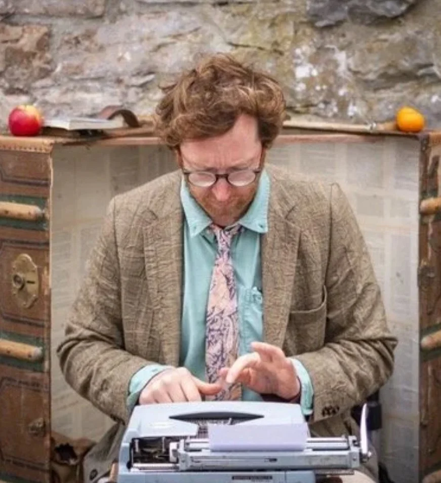 Adam Holton - Public Typist | Teipydd i’r Cyhoedd