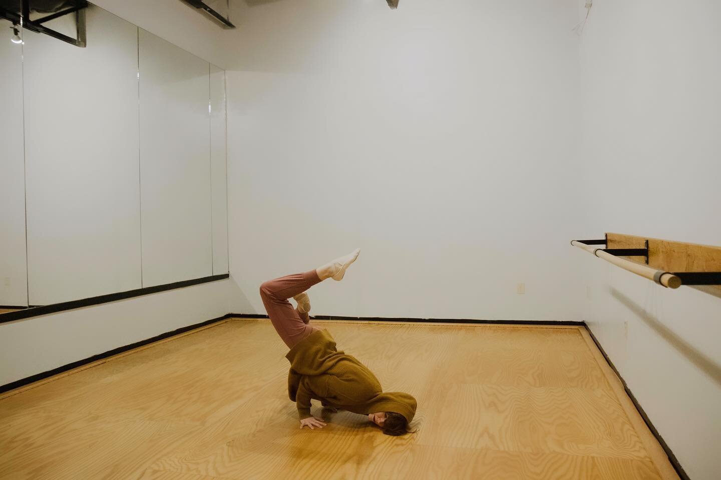 Small dance studio available for rent. A beautiful space to explore your art.

#dallas #smallbusiness #dallasrental #dallasdance #dallasarts #dance #womenownedbusiness #dallaswomenownedbusiness #dallassmallbusiness