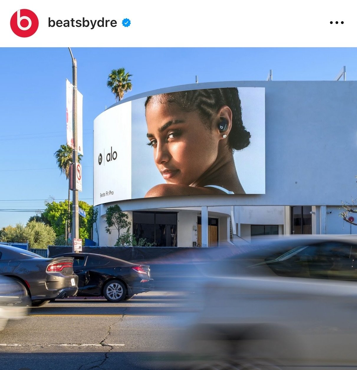 Melrose Lights ft the iconic collab between @beatsbydre and @alo 🎧 

#iconicmedia #media #ooh #dooh #alo #beats #beatsbydre #melrose #melroseavenue #tyla