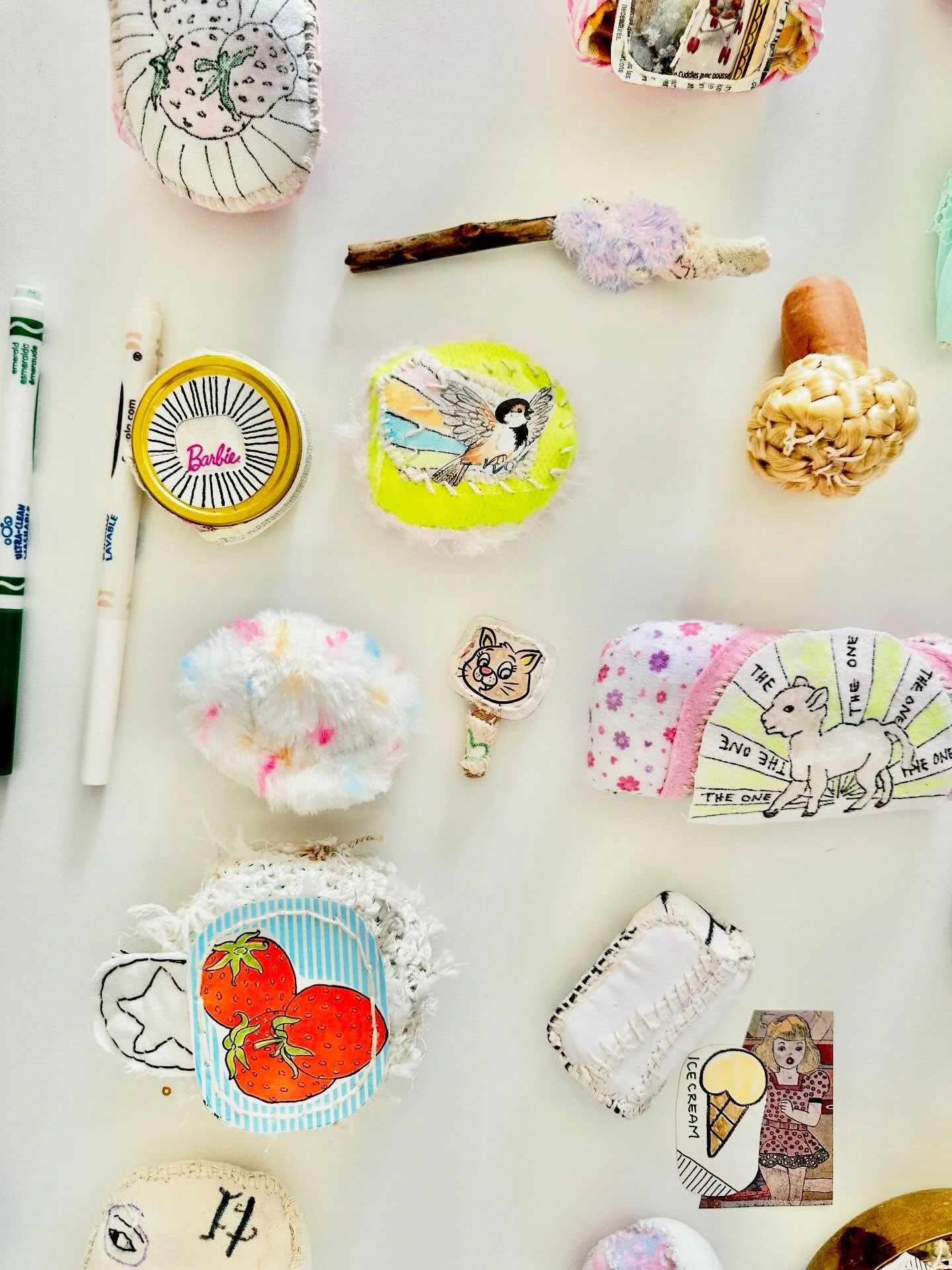 Girly toys? I don&rsquo;t think so.
These are more like badass tools.
Do not follow. Do not like.
Rendez-vous on The Land.
DM for the address or ask around.

#interface #signal #protocol #revelation #hiddenentry