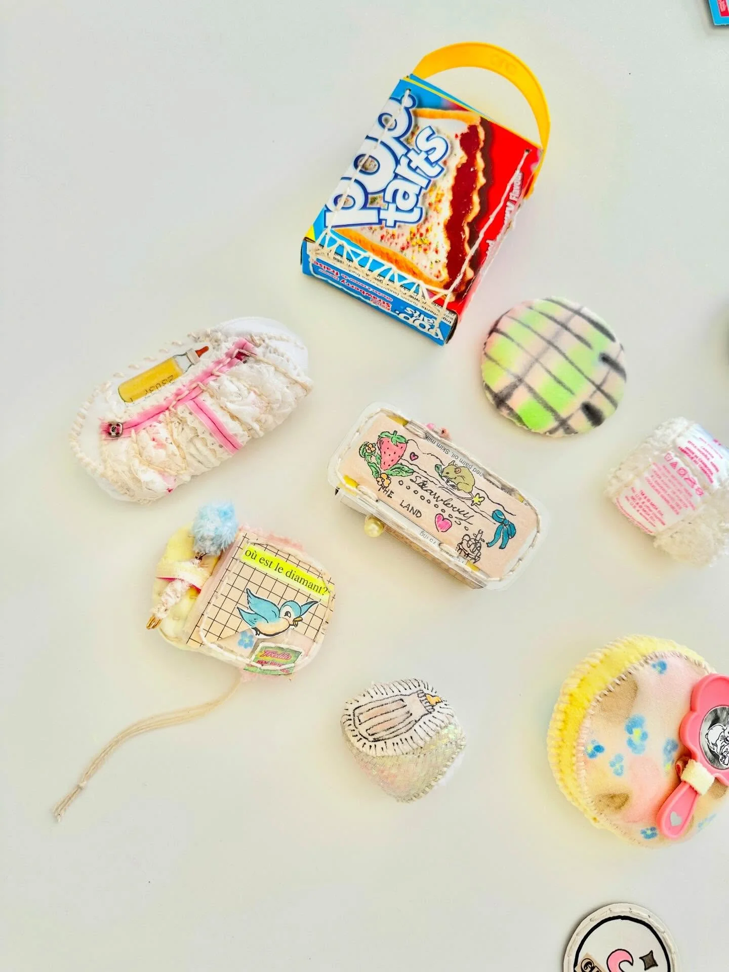 Girly toys? I don&rsquo;t think so.
These are more like badass tools.
Do not follow. Do not like.
Rendez-vous on The Land.
DM for the address or ask around.

#book #signal #protocol #poetry #interface