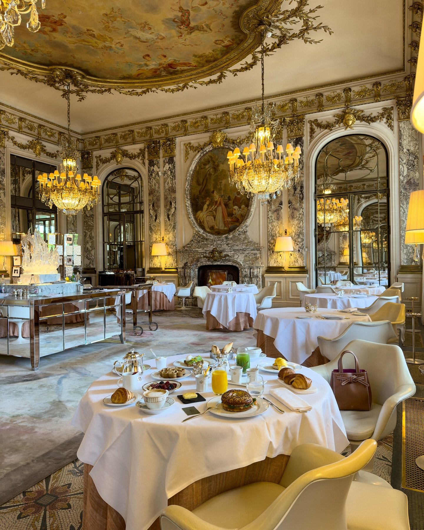 brunch in Paris with a side of Versailles ☕️🥐✨

If you&rsquo;re visiting Paris, don&rsquo;t miss booking a breakfast table at Le Maurice Alain Ducasse.
This magical setting was inspired by the Salon de la Paix at Versailles, where you&rsquo;ll get t