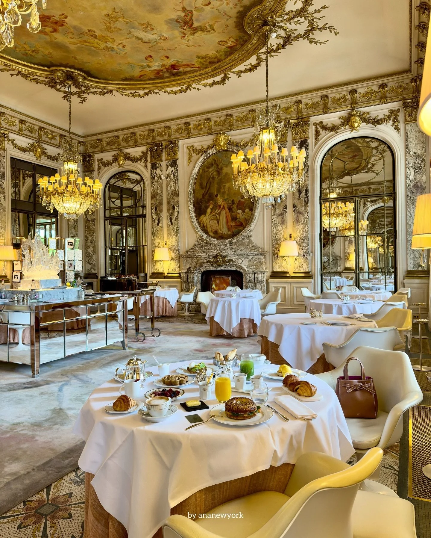 A piece of Versailles in Paris 👑🥐☕️
Le Meurice Alain Ducasse was inspired by the Salon de la Paix at Versailles and is where you’ll get to enjoy all the Parisian classics by Cédric Grolet’s and his signature freshly-baked pastri