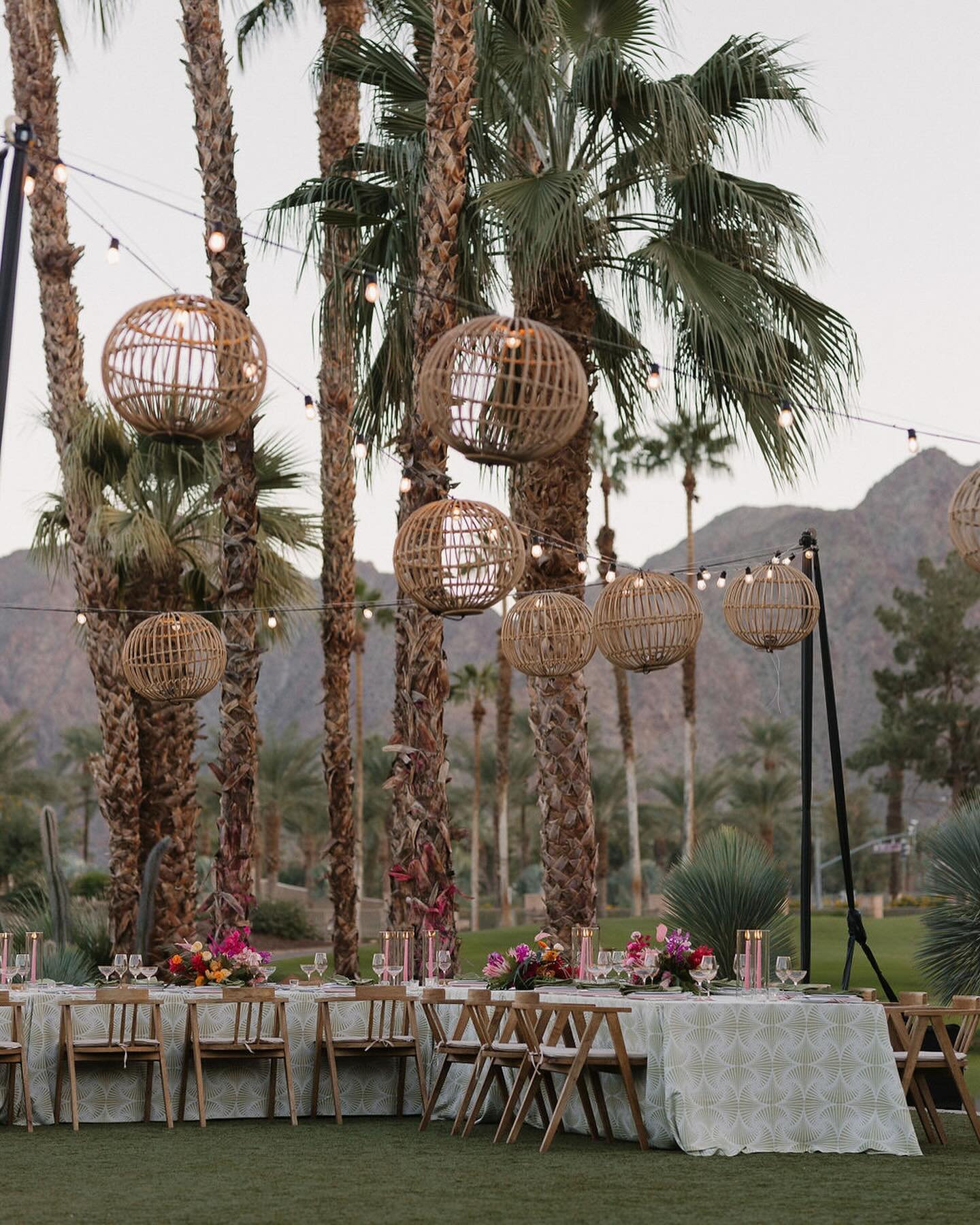 Need to give this rehearsal dinner and welcome party bar a moment! They set the tone for @mikaela_pascal and @jackthepoolboy&rsquo;s wedding with fun pinks and greens to kick-off their Palm Springs wedding weekend! I love an exciting statement bar an