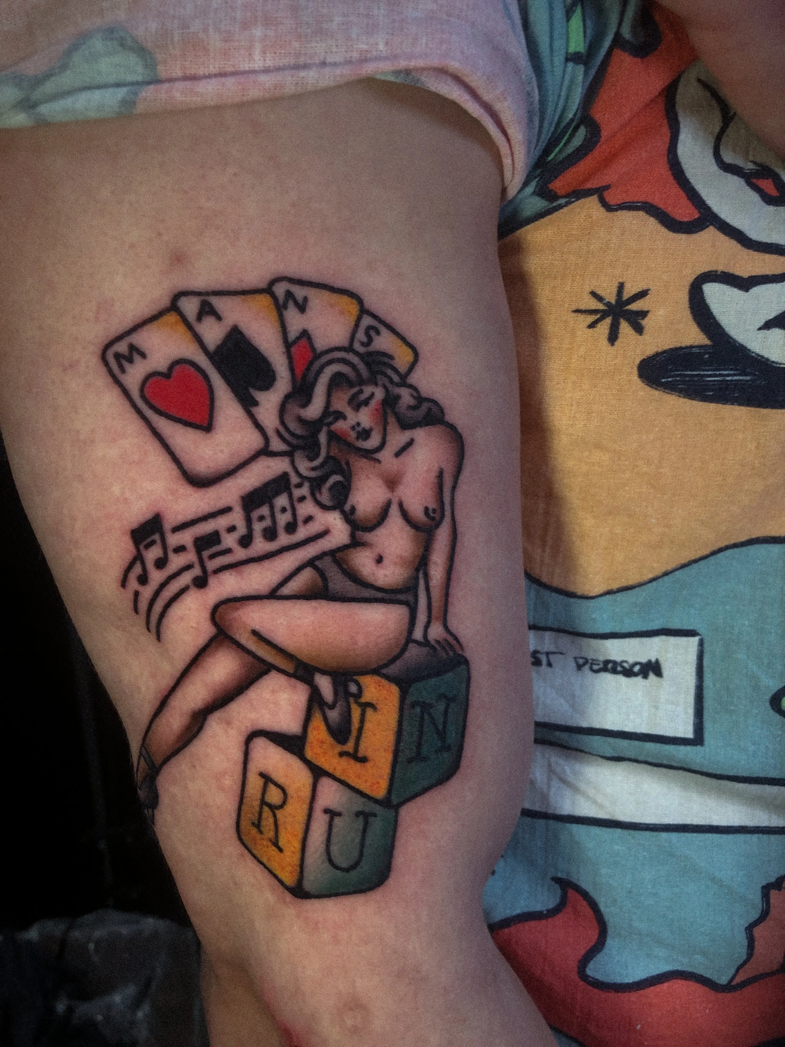 pinuppa med spelkort och tärning tatuering i traditionell old school stil