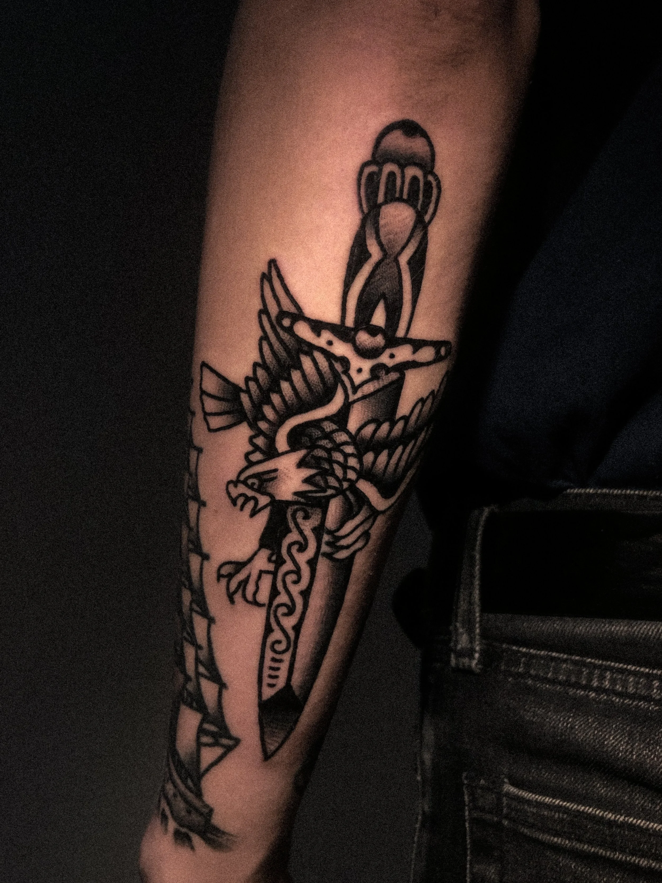 örn och dolk tatuering i traditionell old school stil