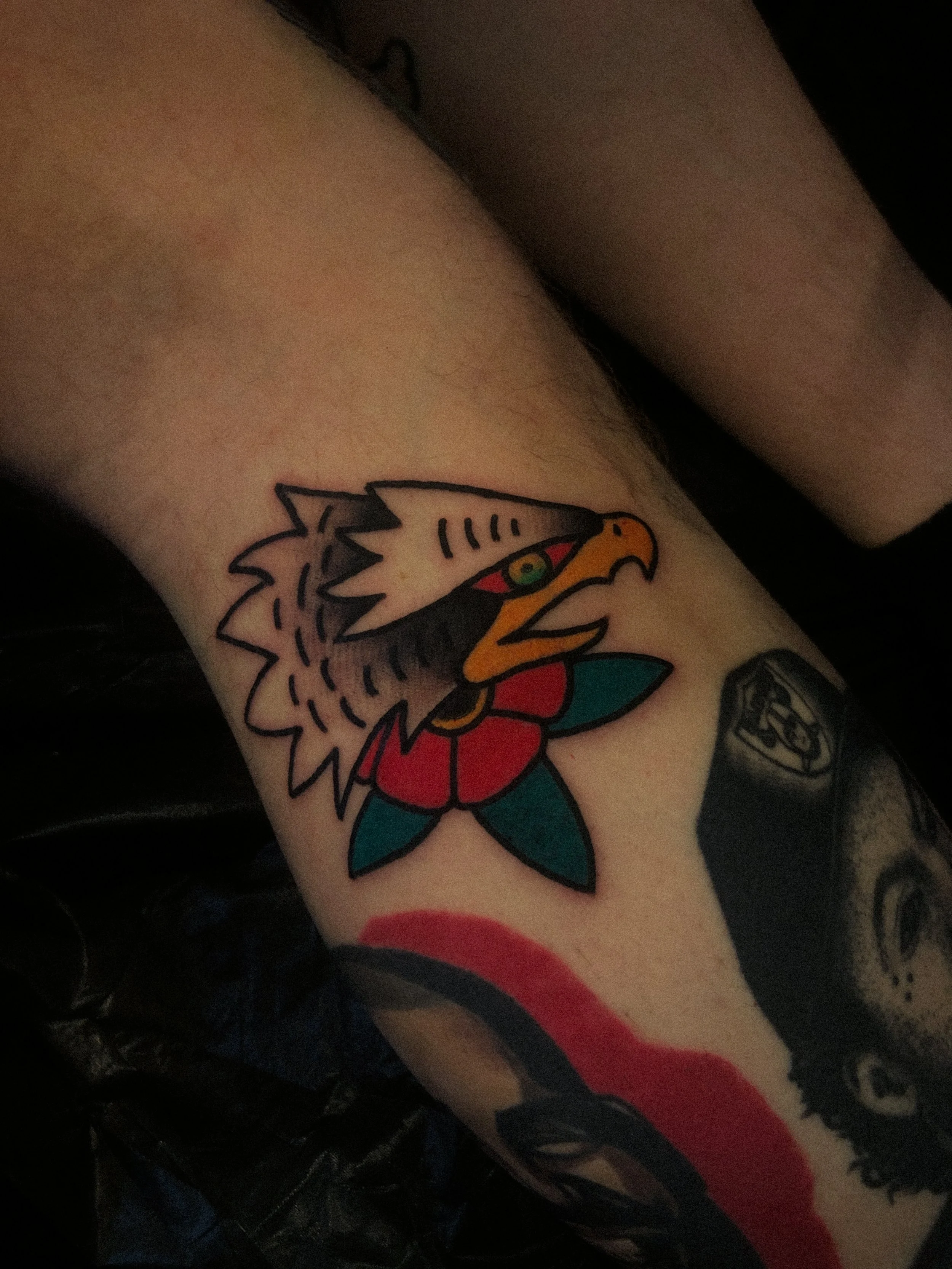 örn och blomma tatuering i traditionell old school stil