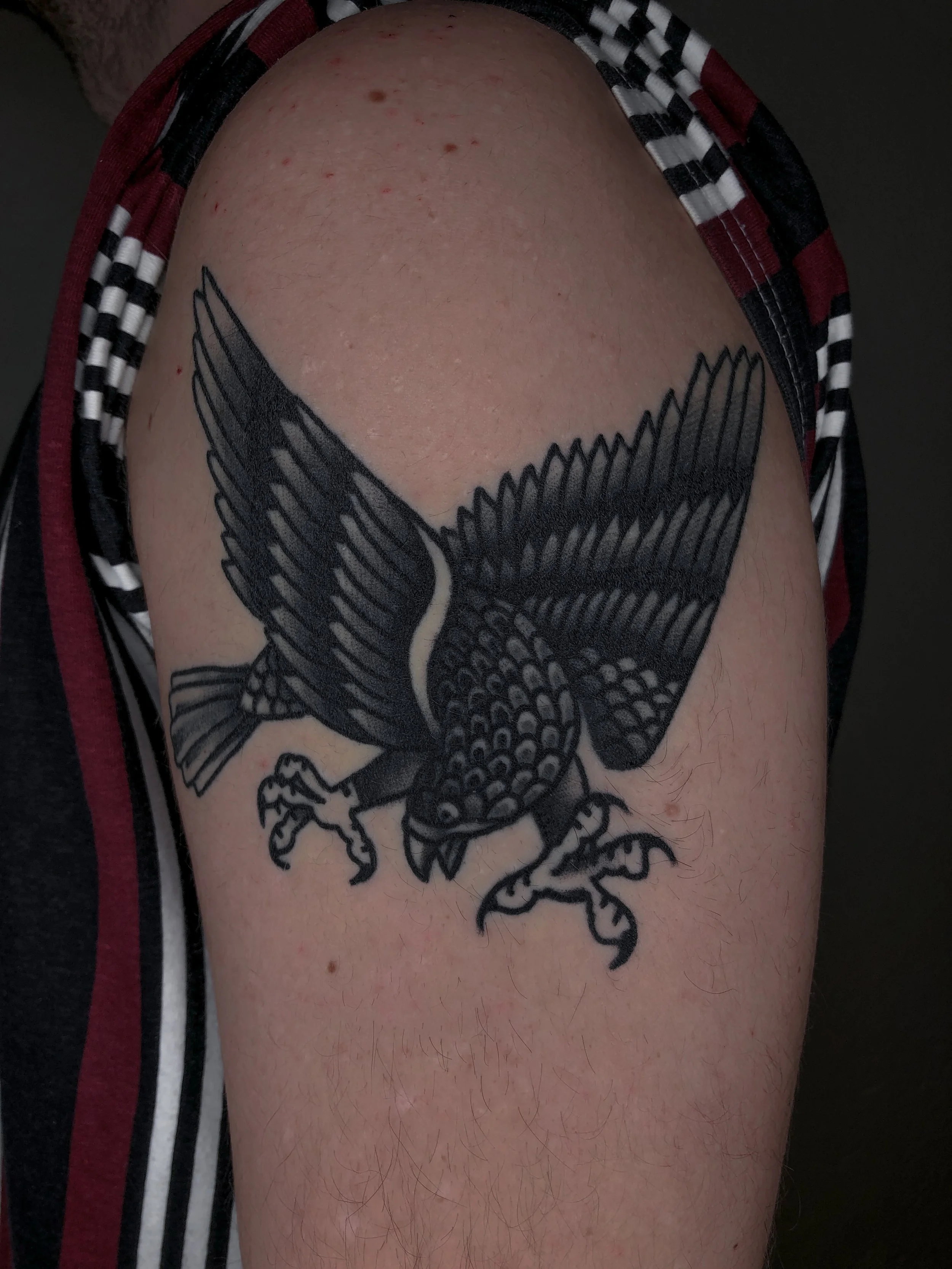 örn tatuering i traditionell old school stil