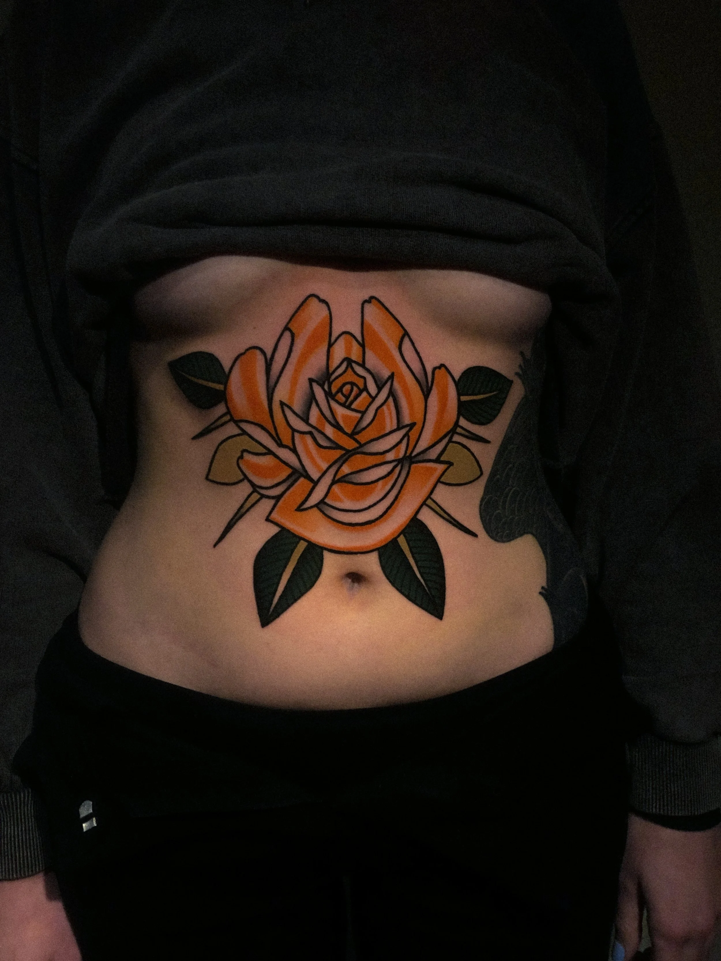 ros tatuering i traditionell old school stil