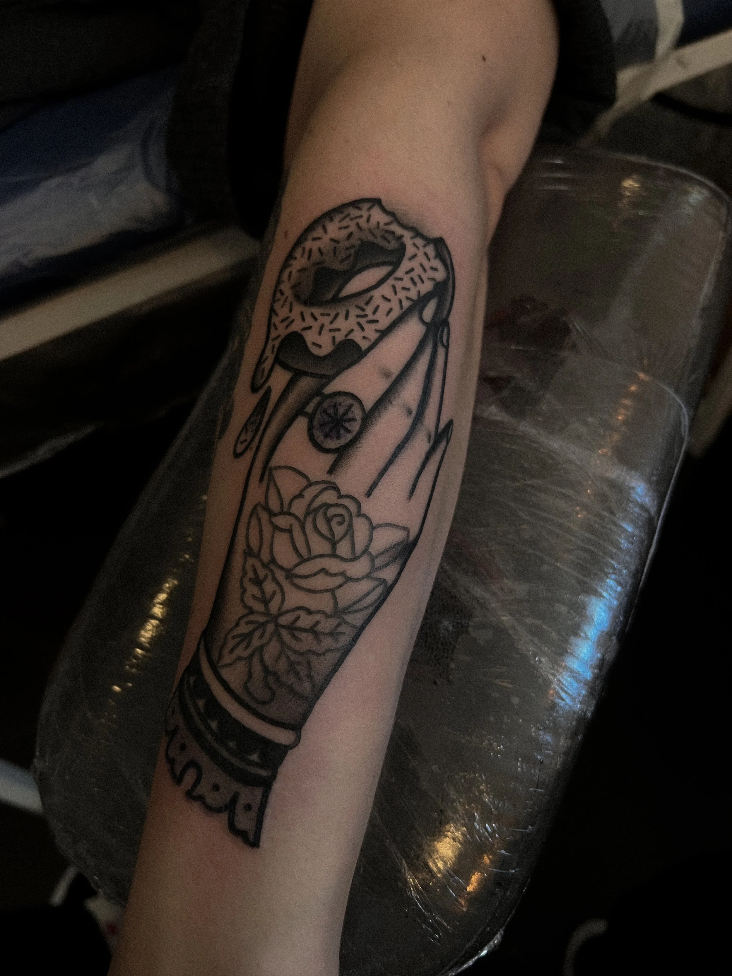 hand med bakelse tatuering i oldschool traditionell Stil 