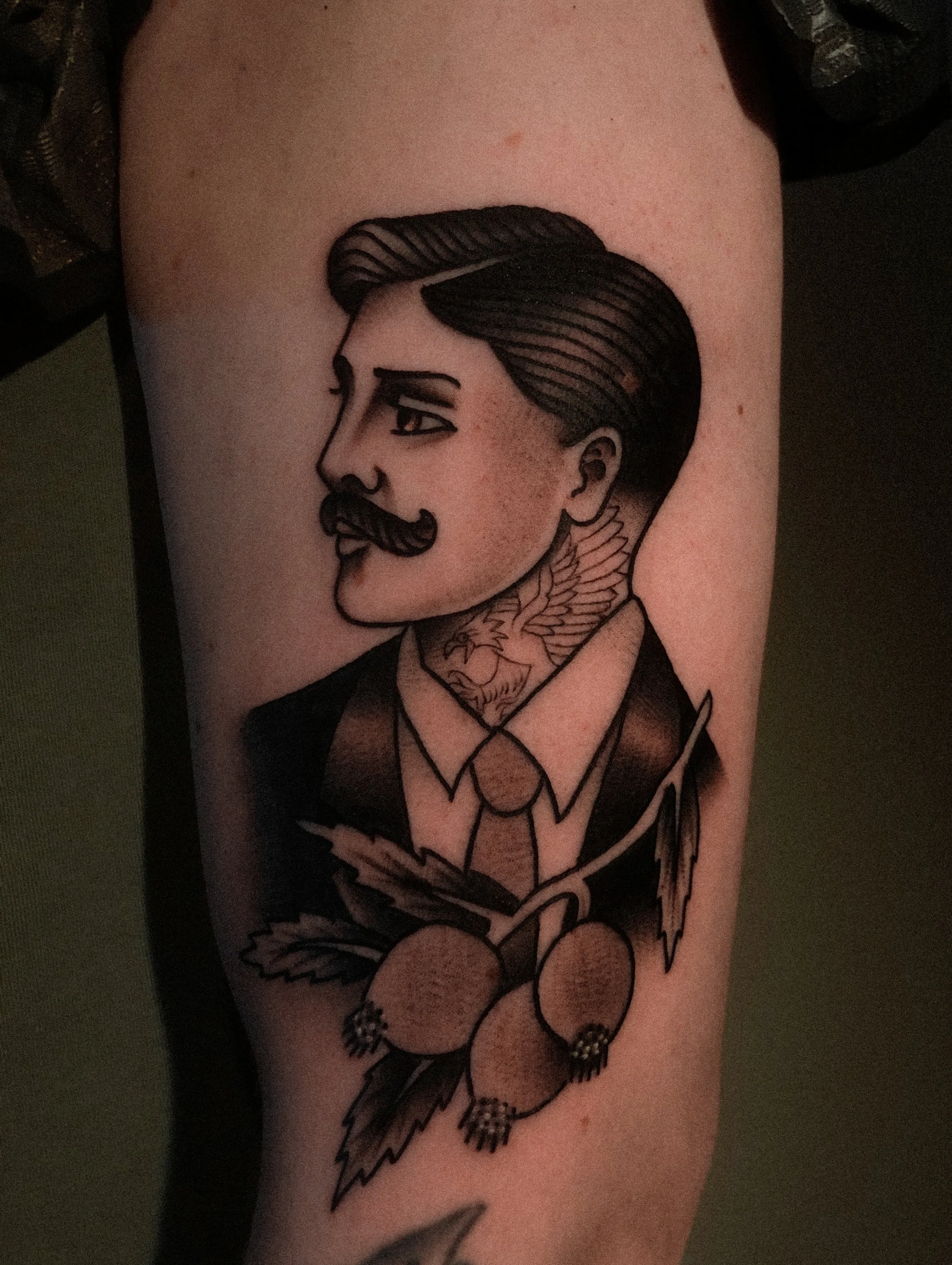 man porträtt tatuering i traditionell old school stil