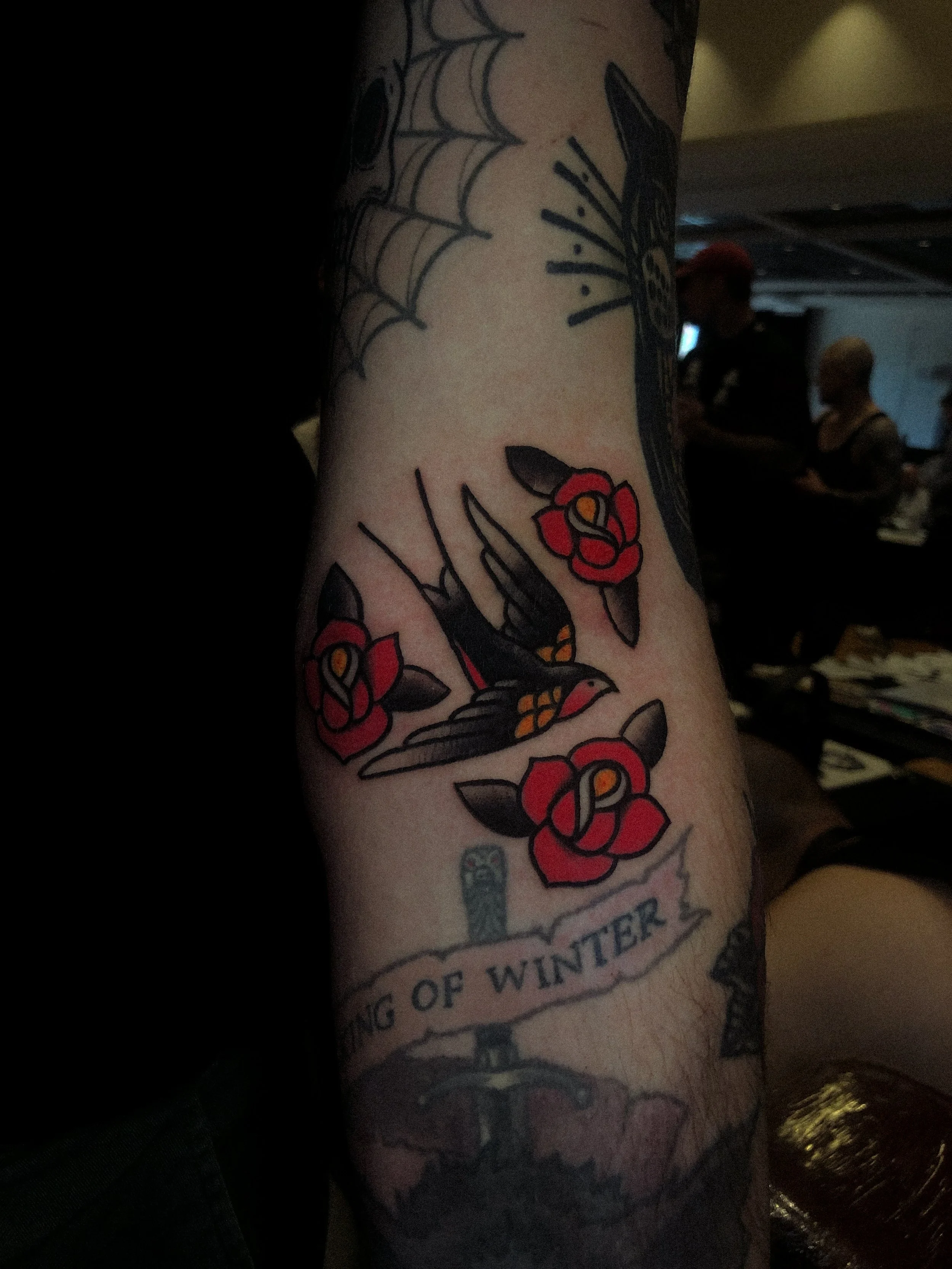 svala och blommor tatuering i traditionell old school stil