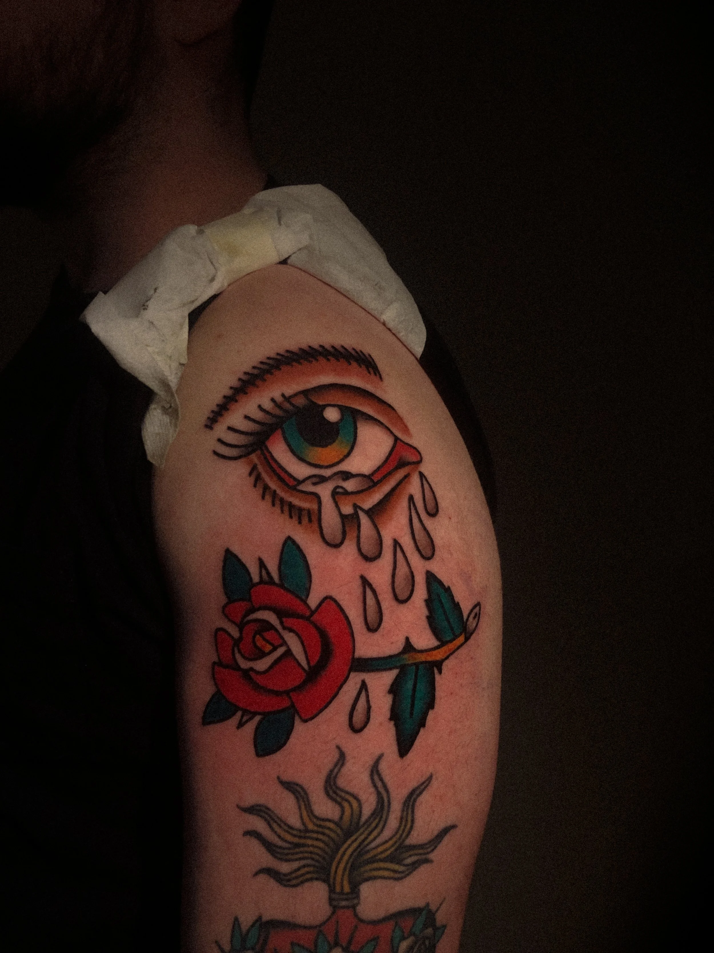 öga med ros tatuering i traditionell old school stil