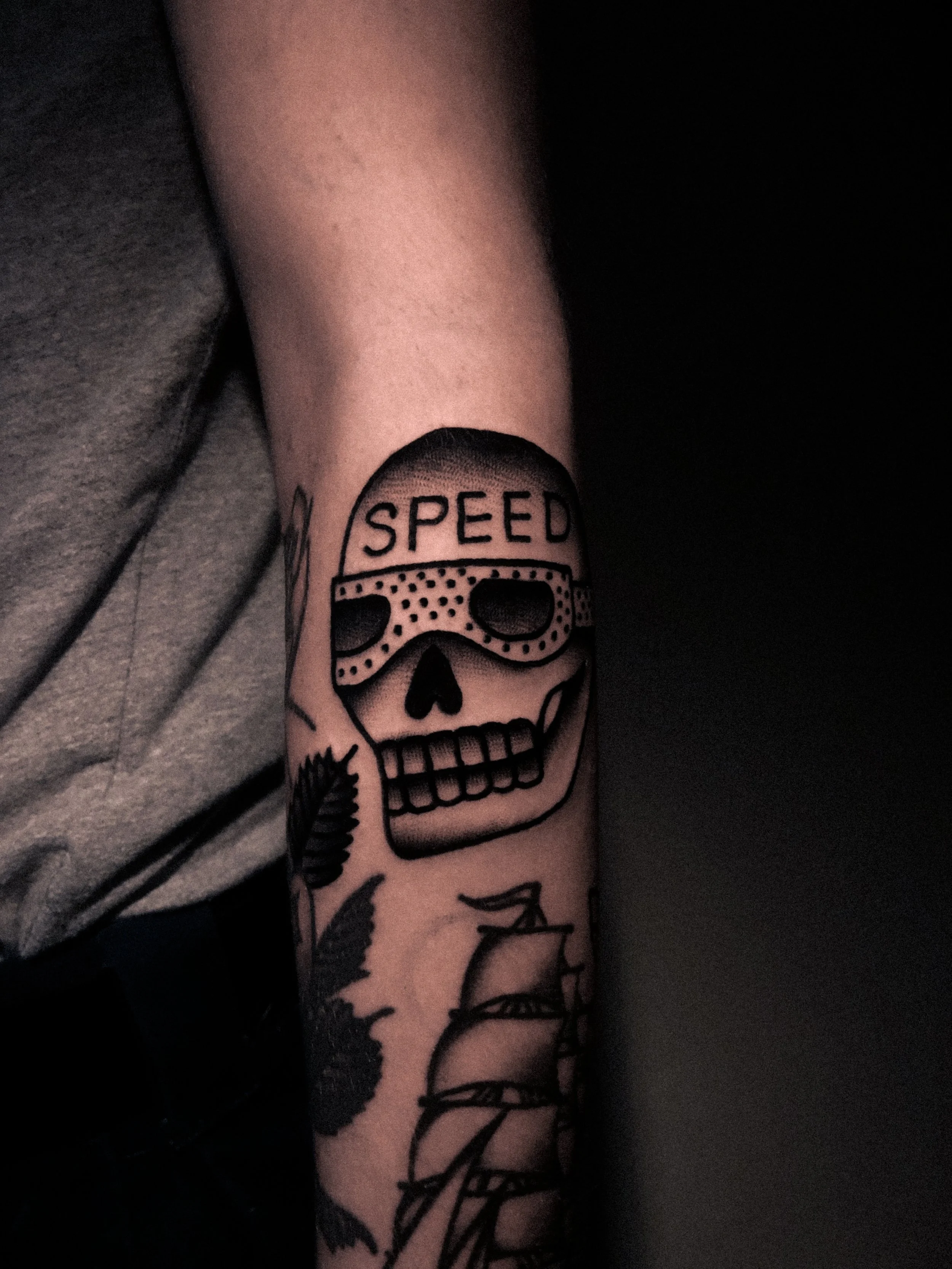 döskalle speed tatuering I traditionell old school stil