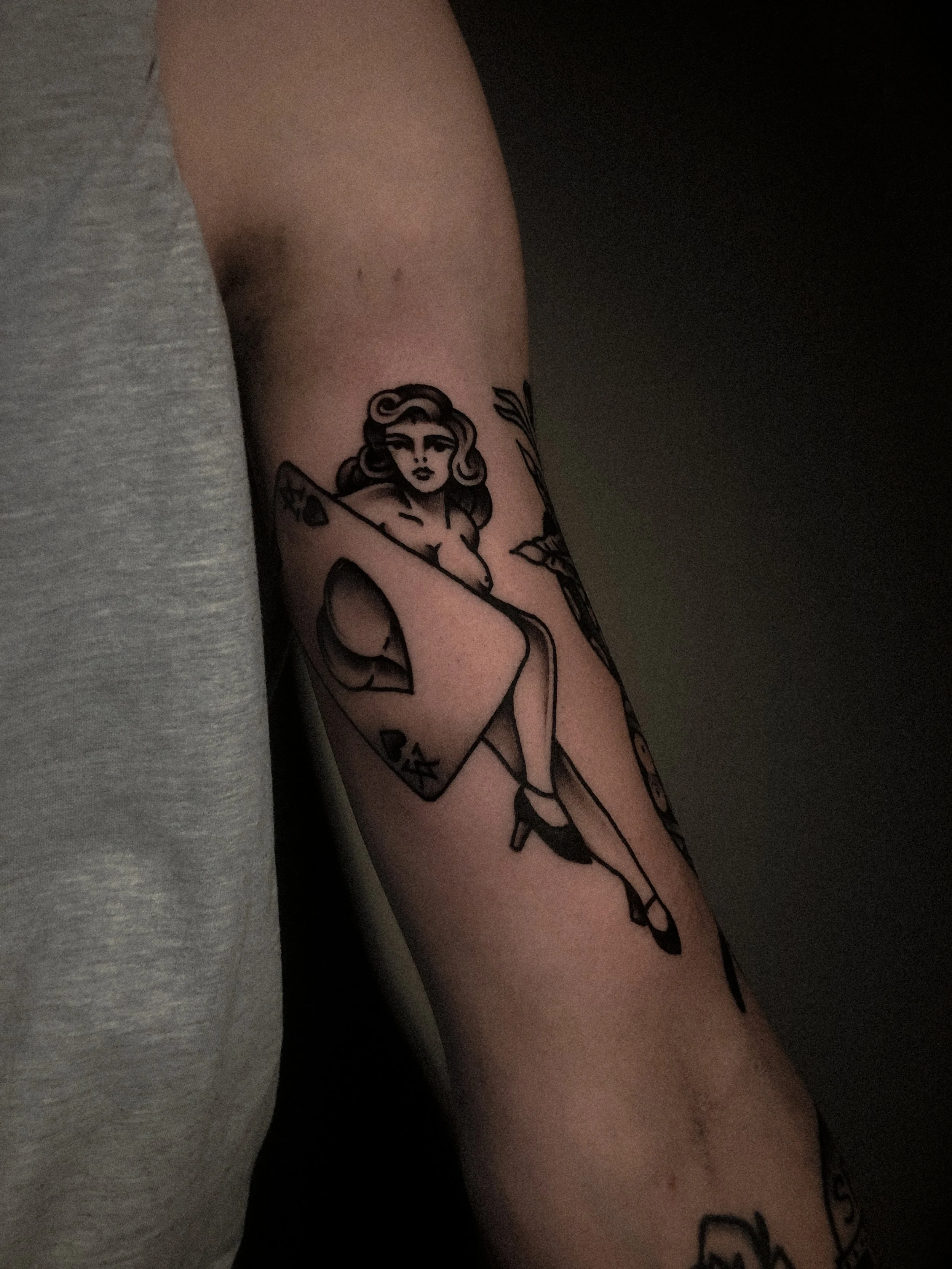 pinuppa spelkort tatuering i traditionell old school stil