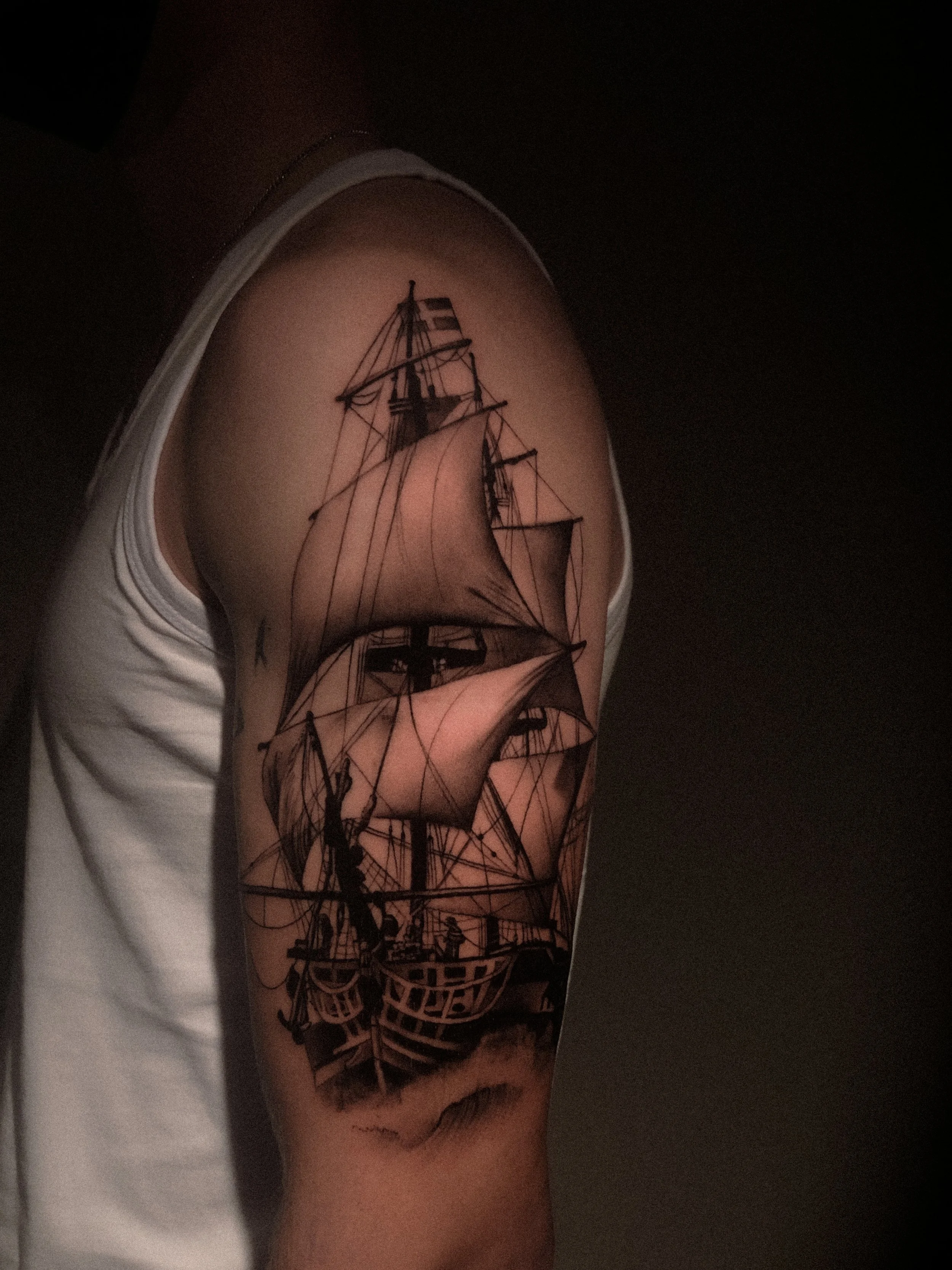 skepp tatuering i realistisk stil