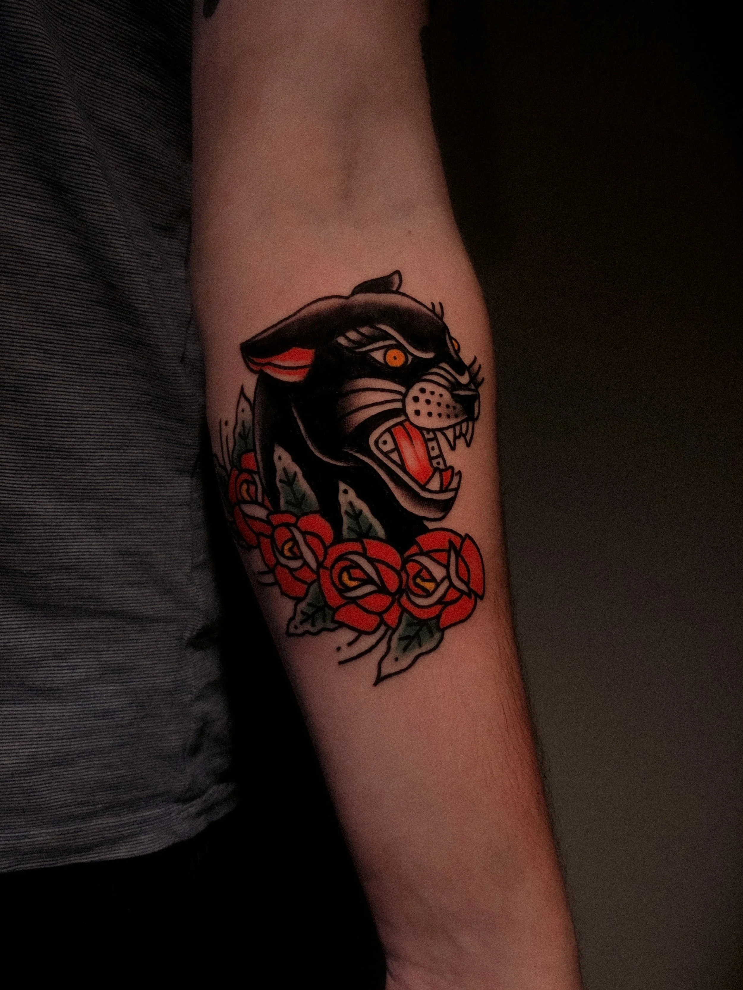 panter och blommor tatuering i traditionell old school stil