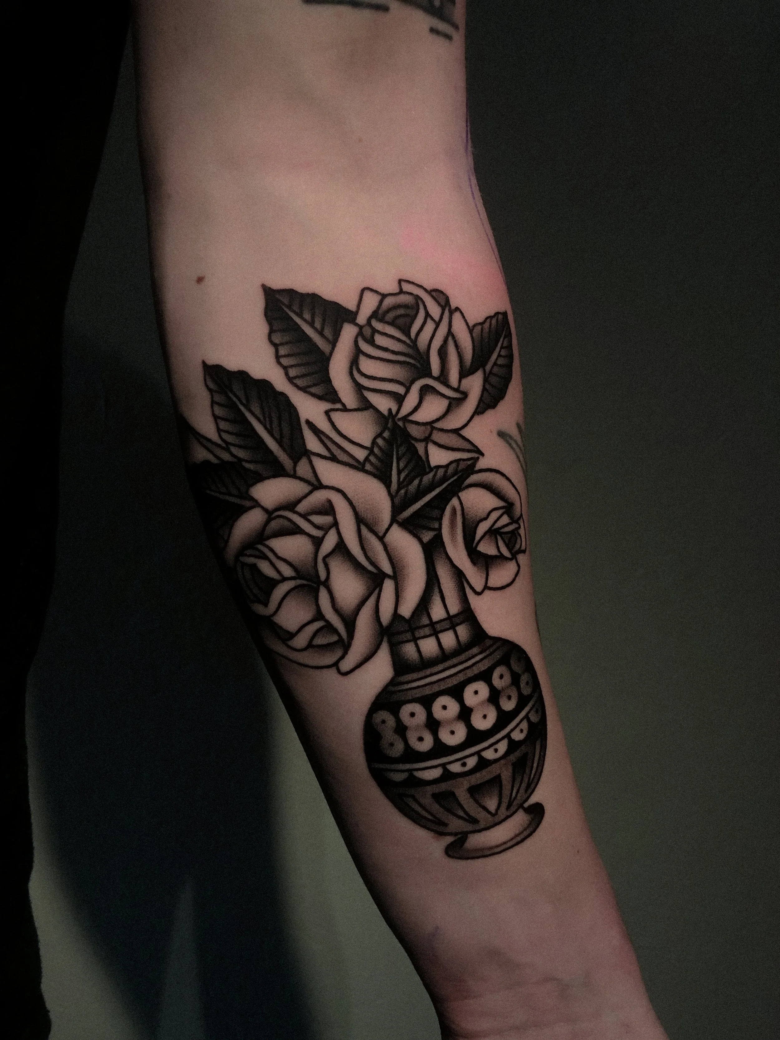 blommor och vas tatuering i old school traditionell stil