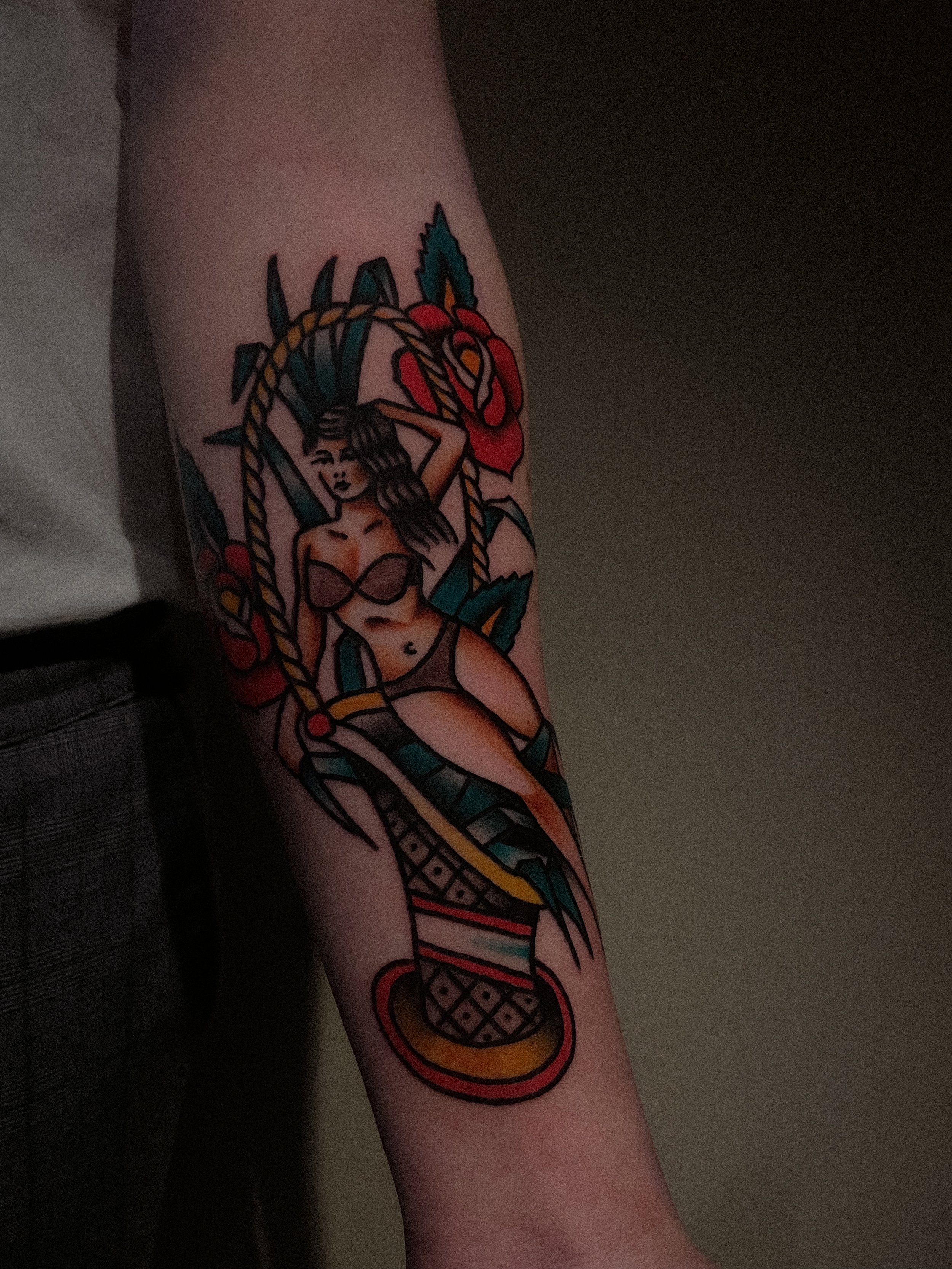 pinuppa med ros tatuering i traditionell old school stil