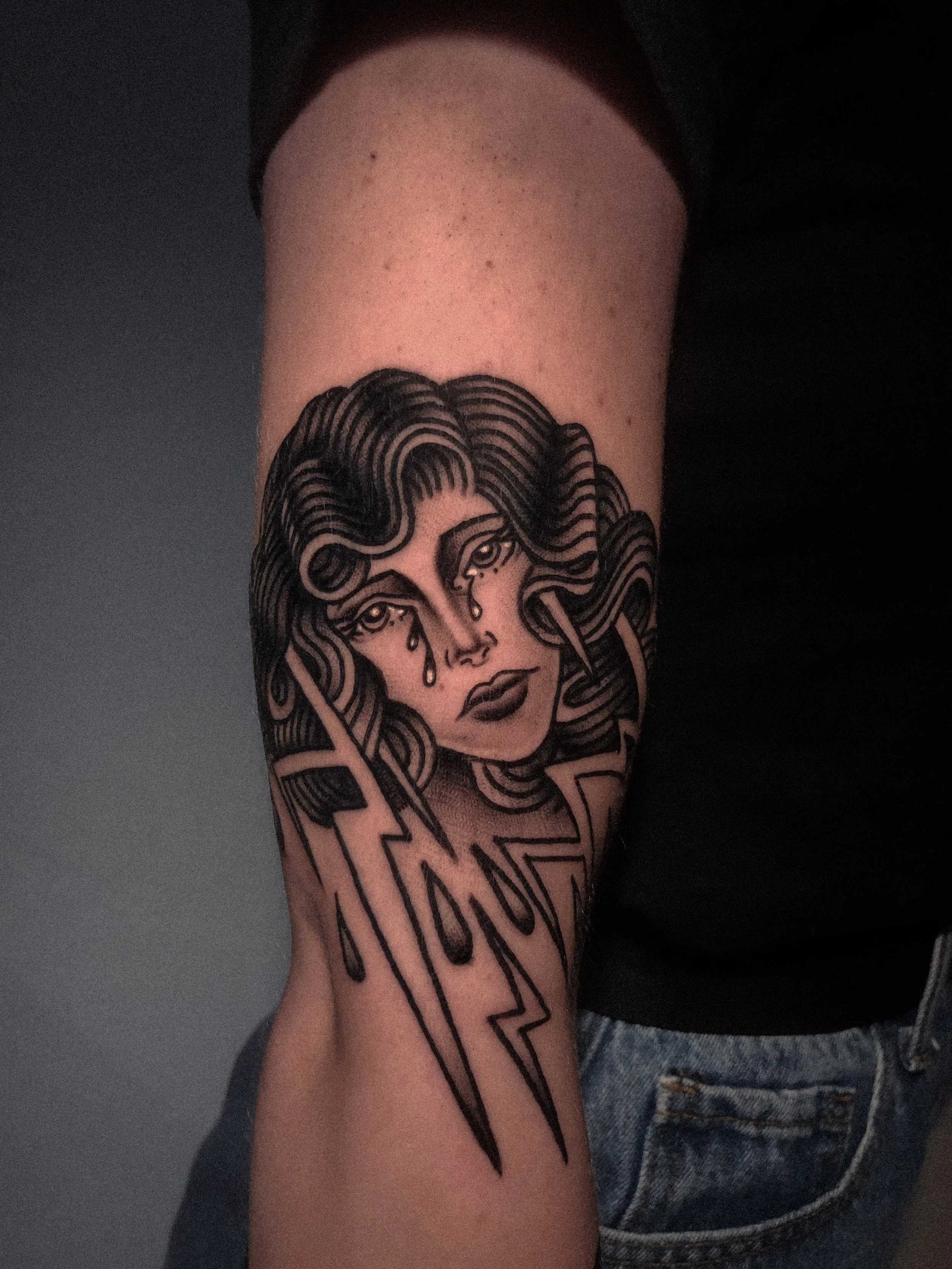 kvinna porträtt tatuering i traditionell old school stil