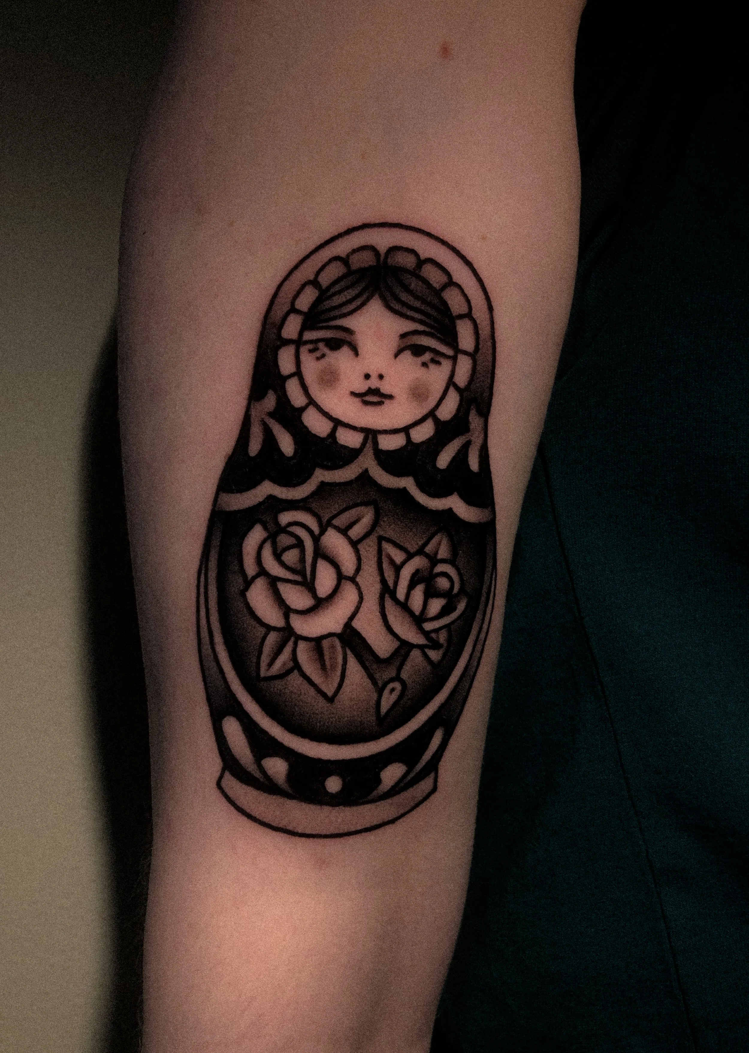 docka med blommor tatuering i traditionell old school stil